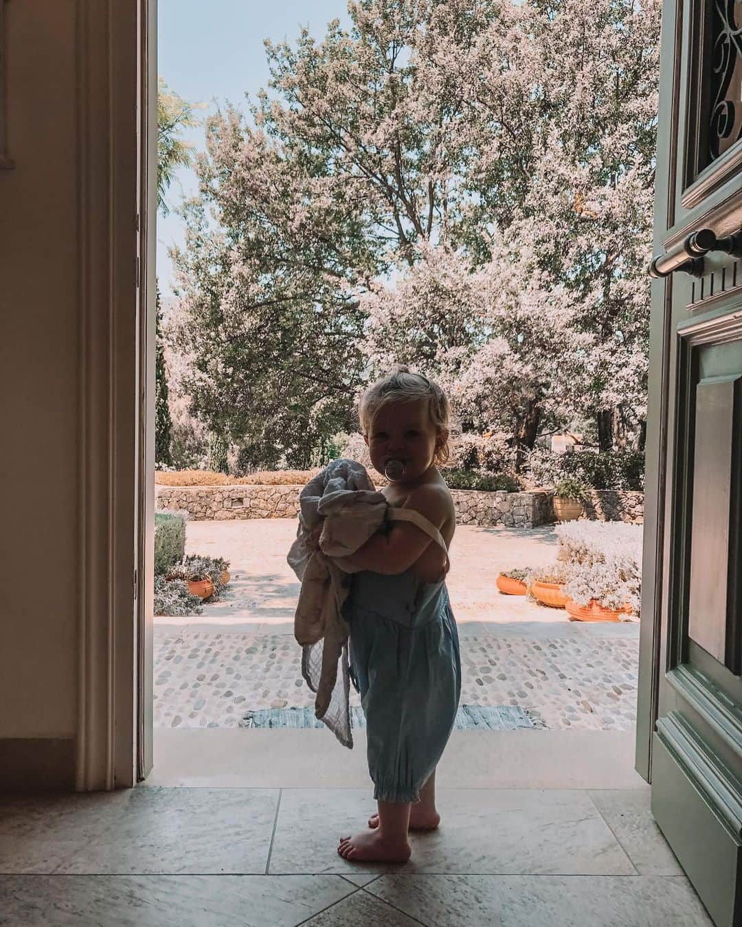 ルイーズ・ペントランドさんのインスタグラム写真 - (ルイーズ・ペントランドInstagram)「🌞Anyone else dreaming of 2019?! The olden, simple times?! We hired the most beautiful villa in Corfu last year and I’m still dreaming of it.🐚🌊 . This first photo was taken before everyone else woke up. I didn’t share at the time because I’m all bleary eyed and crumply and social media makes us think we’ve all gotta be models 24/7. Welllllll, I’m a model of a woman up at 5am to watch the sunrise with a toddler who likes an early start 💪🏻 . I’d really like to do another villa holiday next year. That one was my first and I LOVED it, it felt so calm and relaxed. . Do you have any recommendations? You always have the BEST tips for things like this! . We’re not going abroad this summer (but no judgement to those that do #YouDoYou 😊) but we do have a cottage booked in St Ives later on. If you’ve been there, I always want your tips! Basically, I need your help because I’m crap at this kinda thing 😂👌🏻🌊 . Ps- How amazing does Auntie Judith look? 🥰🌷 @bonnierbooks_uk - spot anything? ☺️📚」8月12日 20時05分 - louisepentland