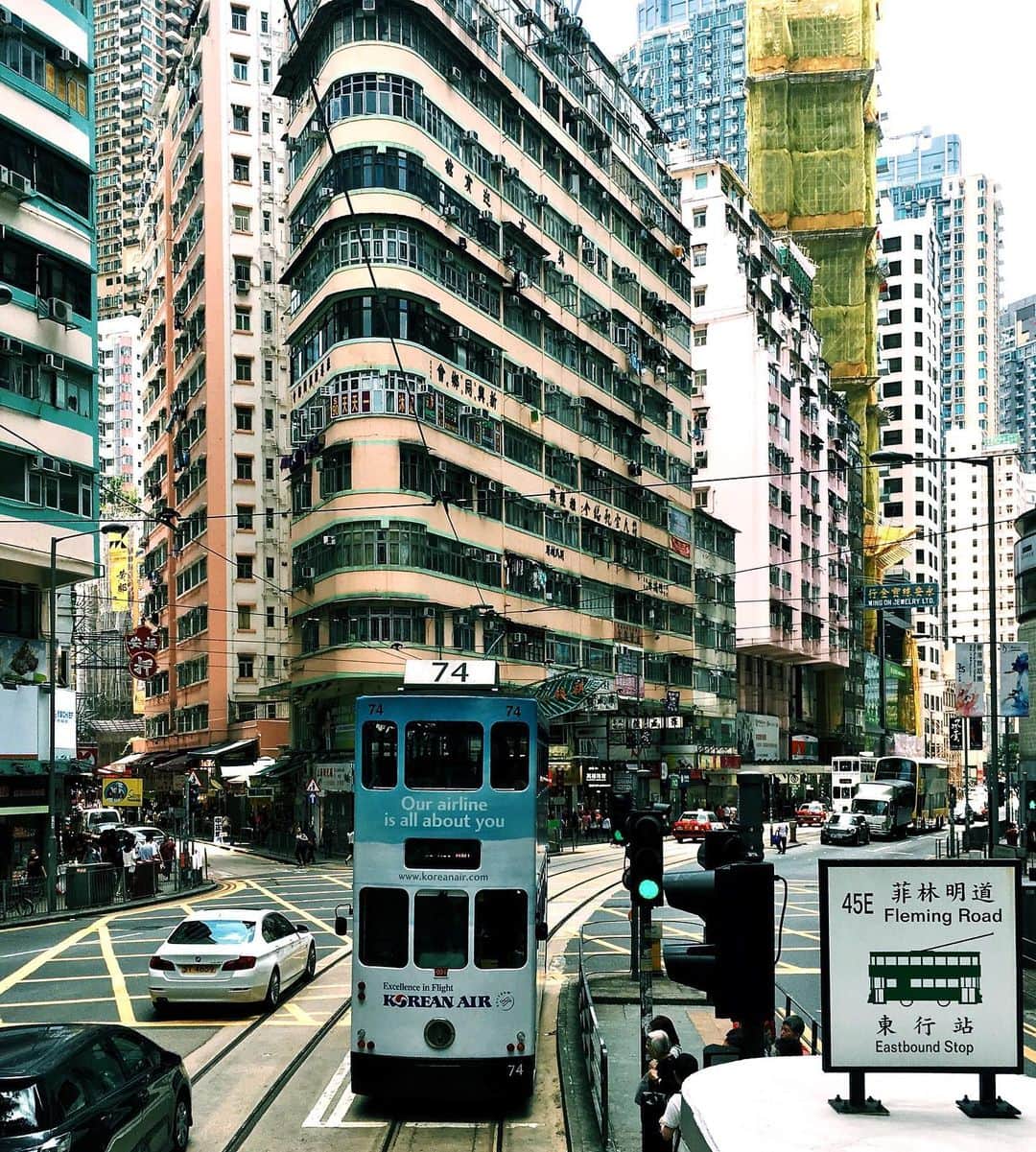 WALNUTさんのインスタグラム写真 - (WALNUTInstagram)「#FreeHongKong 🇭🇰 わたしの知っている香港。 ネイザンロードの鮮やかなネオンサイン。 暗くなると旺角のあちこちで開催されるカラオケ大会。 義順牛奶公司の牛乳プリンに、添好運のチャーシュー入りメロンパン。 路面電車の二階から見える香港の街並みを、昨日のことのように覚えています。混沌としていて活気溢れる香港が好きです。 #walnut_trip1llustration #hongkong」8月12日 20時05分 - walnut_illustration