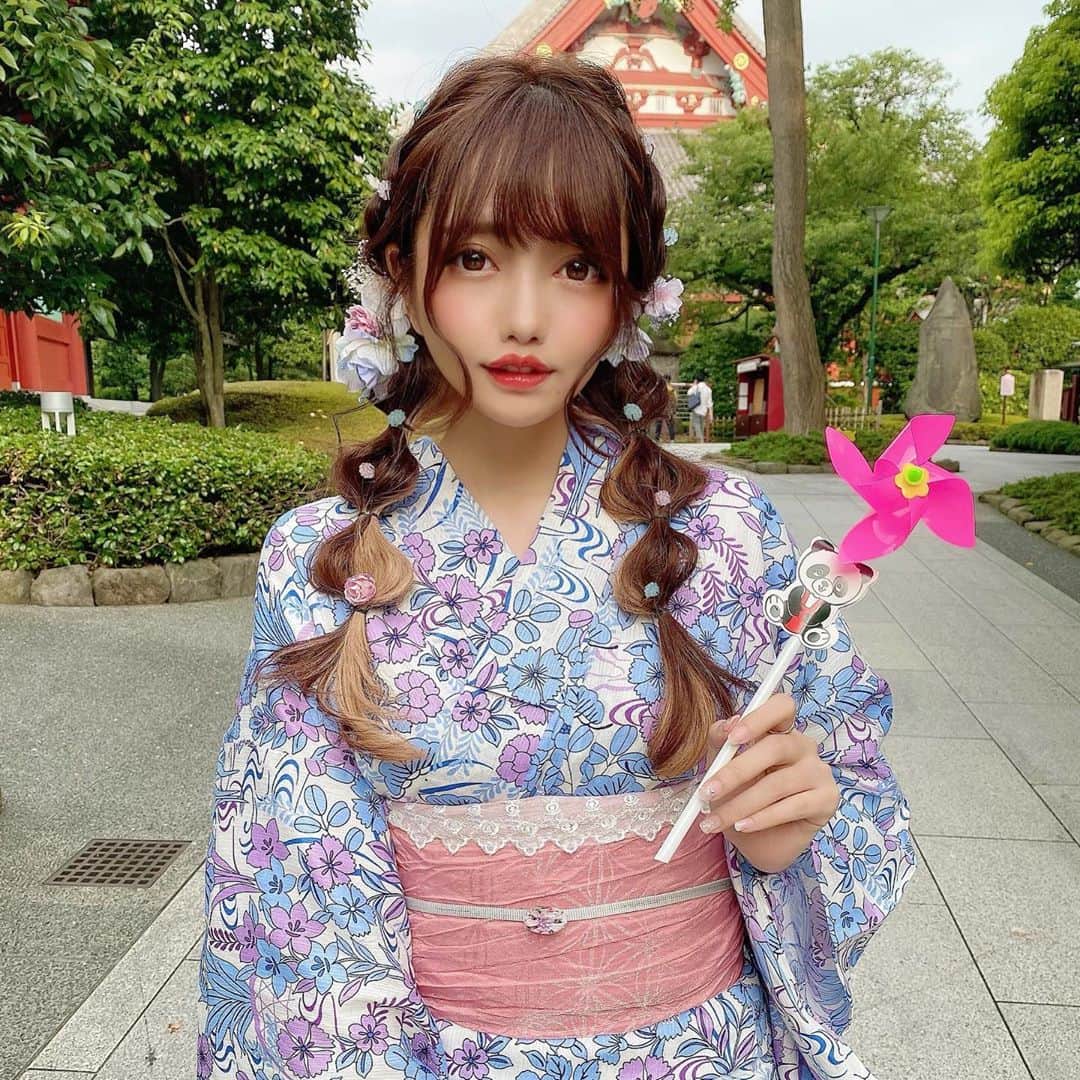 遠藤 玲奈 /endo renaのインスタグラム：「最近、予約して同じ浴衣着ましたって 言ってもらえたりして嬉しい…🕊💠 もはや私関係なく、 浴衣のカタログとして見てもらえたら👘✨笑 . 最近Fanfareばっかり永遠聴いちゃう…元気でる🏖 元気出る曲教えてください！！(元気だけど🍑笑 . #浴衣 #ヘアアレンジ #浴衣ヘア #着物ヘア #浴衣女子 #浅草さわだ屋 #編み込みヘア #和装 #和服 #着物ヘア #浴衣コーデ #着物コーデ #サロンモデル 浴衣レンタル #インナーカラー #アッシュ #グレージュ」