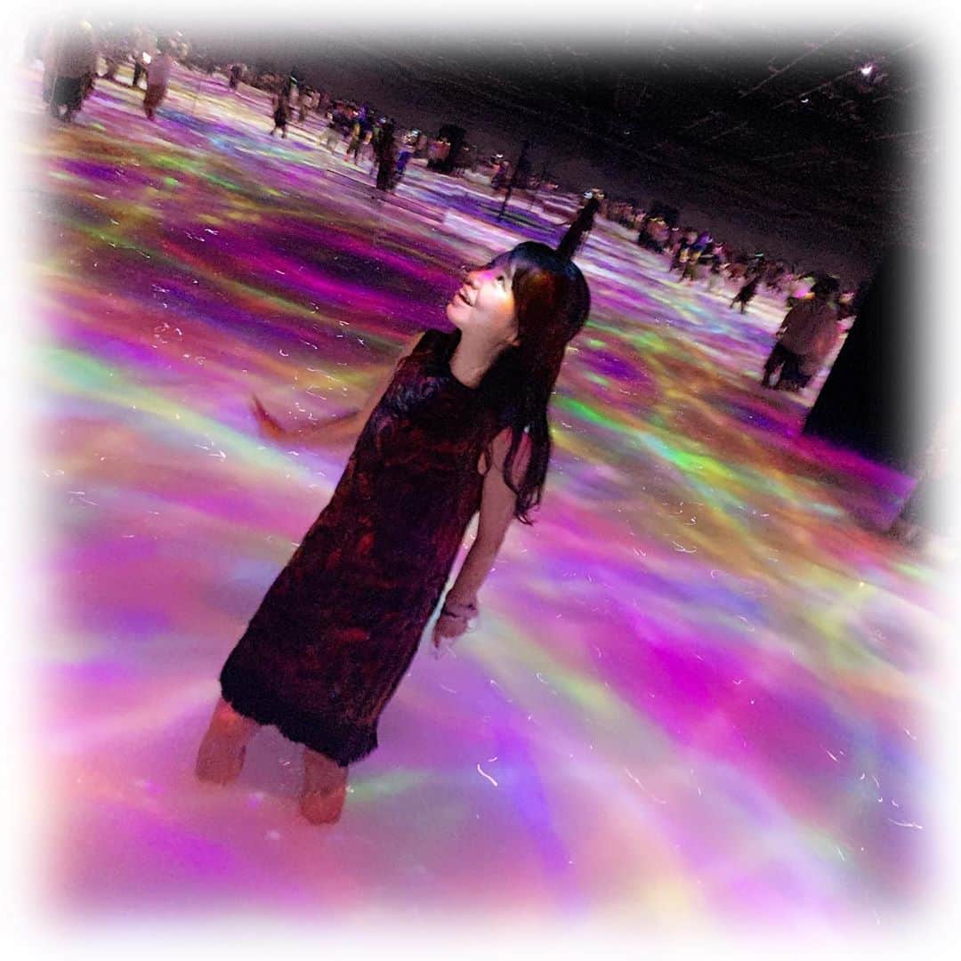 柴本愛沙さんのインスタグラム写真 - (柴本愛沙Instagram)「❤︎ 猛暑日が続いて、本当に毎日暑い🥵 けど、海やプールにはなかなか行けないので… 「水に入るミュージアム」と言われている 豊洲のteamLab Planets TOKYOに行ってきました👒 @teamlab.planets  裸足になって水の中を歩きながらアートを楽しめます🌺 まるでプールに入ってるみたい！  「チームラボ」のデジタルアートの中に、 自分が溶け込んでしまうような感覚✨ 楽しかったなぁー♪♪ まさに五感で味わうアートの世界です♡  膝くらいまで水に浸かるので、 短パンや膝上のスカートで行くのがいいかも！ 受付でハーフパンツの貸し出しもあります🎐  5枚目からは動画も載せてみたので ぜひ見てみてくださいな◡̈⃝  #夏の思い出 #夏の想い出 #チームラボプラネッツ #水に入るミュージアム #チームラボ #豊洲 #新豊洲 #teamLab #teamLabPlanets #TOKYO #toyosu #チームラボ豊洲 #pr #トリドリベース #デジタルアート #アート体験 #art #digitalart #summer #memories #teamlabplanetstokyo #teamlabplanets豊洲 #teamLabPlanetsTOKYODMMcom #DMM #2020夏 #特別な夏 #都内で楽しむ夏休み #帰省したい」8月12日 20時19分 - aisa_shibamoto