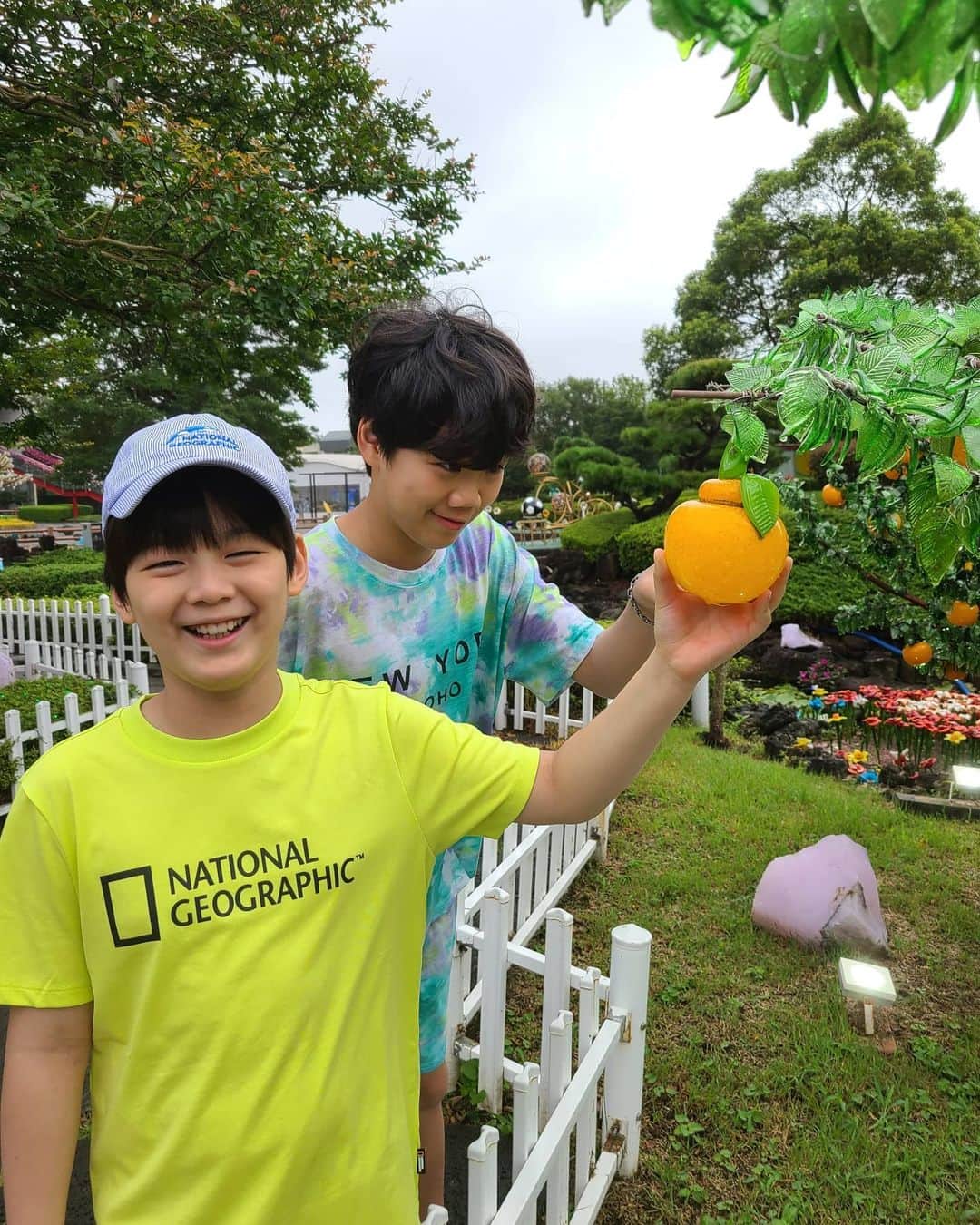 リュ・ジンさんのインスタグラム写真 - (リュ・ジンInstagram)「제주여행 5일차 마지막^^ 브런치 먹고 직접 목걸이도 만들고~ 찬브로에게 좋은 여행이었길 바라며^^ #카페텐저린 #제주유리의성 #찬형찬호 #찬브로TV #류진」8月12日 20時14分 - kissnsay1116