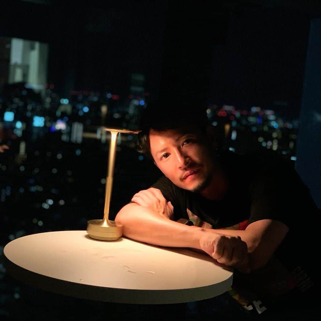 小柳津林太郎のインスタグラム：「To all of u outside of Japan, I defintely recomend this place!!! It's out in Aoyama, Tokyo and the name is Aoyama Grand Hotel!!!  先輩 @tomoyakakei が関わっている、先月オープンしたばかりのAoyama Grand Hotel @aoyamagrand に行ってきました。旧ベルコモンズの跡地なのでずが、まるで、ベトナムかタイの高級リゾートホテルにスリップしたかのような、雰囲気と内装。レストラン、都内有数のルーフトップバーもステキすぎて、リピート確定。  ご飯は4FのSHIKAKUという和食レストランにいったのですが、ご飯もサービスもステキでした。  屋上のルーフトップバーは、ある種東京を忘れさせてくれる大人な隠れ家空間。オススメスポットです🍷  バチェラーシーズン4のロケで、使われそうw🌹  #aoyamagrandhotel #rooftopbar #plandosee  #bachelor  感あった！」
