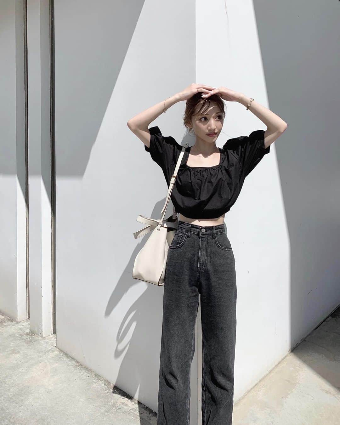 石元歩唯さんのインスタグラム写真 - (石元歩唯Instagram)「今日の #outfit 🕶💦  tops,denim @amel_official__ bag @stellamccartney bracelet @chloe」8月12日 20時16分 - 518aichi