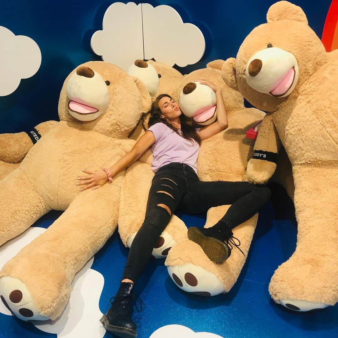 ロビン・デクライフのインスタグラム：「Found a solution for social distancing.. I just got me a harem of teddy bears 🧸❤️」