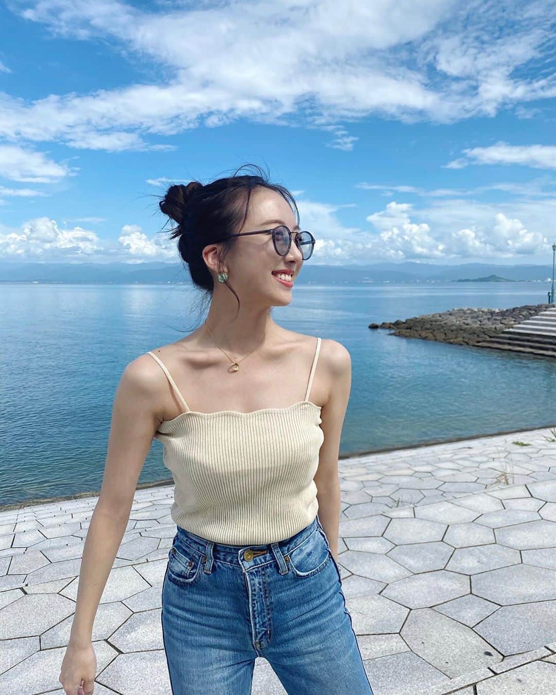 大野真昂のインスタグラム：「☺︎ ・ 海〜！晴れた！🌈 １時間とかで海も山も行ける熊本すき😌💫 ・ とにかく暑すぎた、 立ってるだけであっつい、、 ・ #熊本 #海 #夏 #若宮海水浴場 #お団子ヘア #beep #moussy」