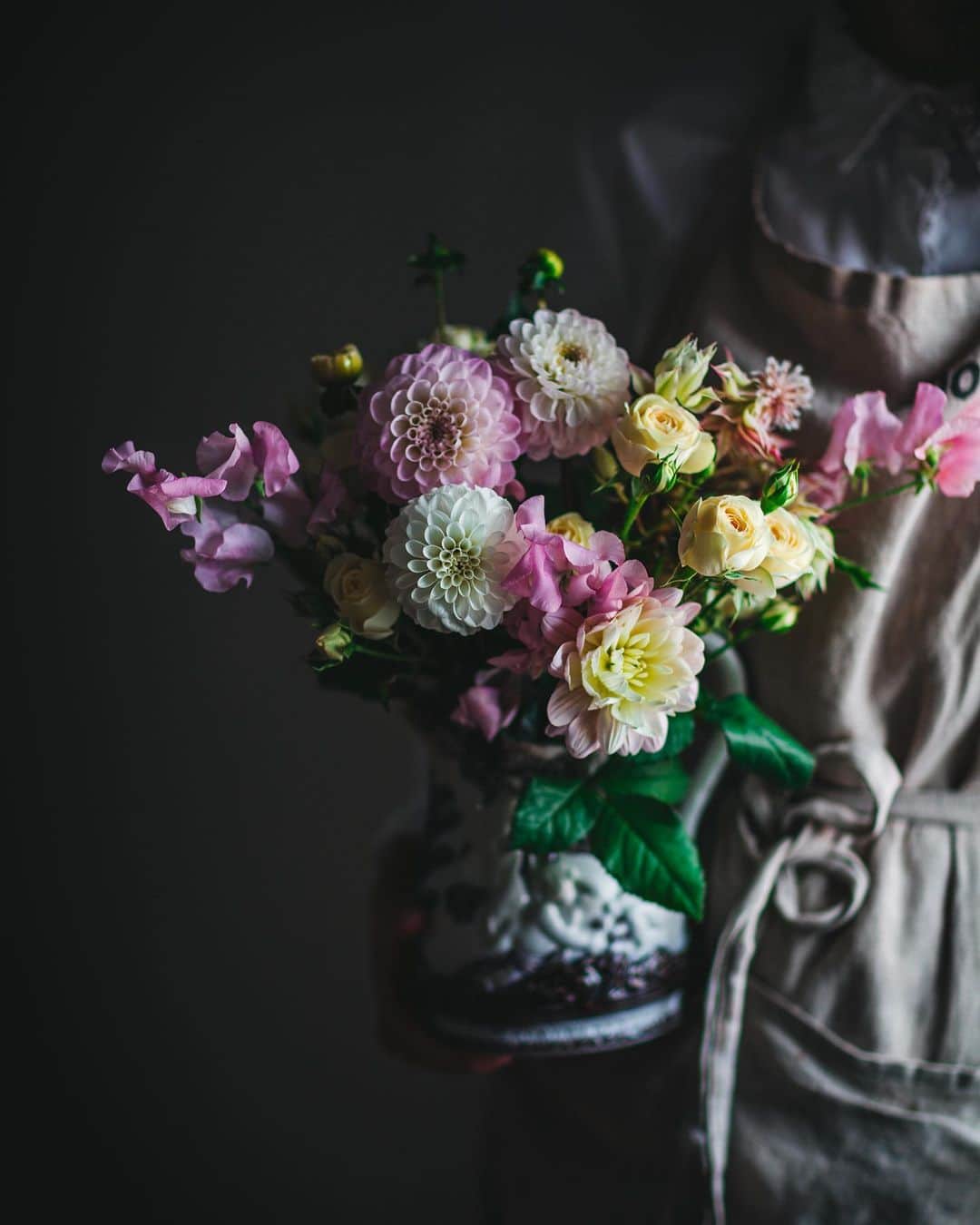 Linda Lomelinoのインスタグラム：「Flowers in my thrifted pitcher 💐 Also working on a new recipe video for Youtube and the blog which involves meringue, chocolate, whipped cream and raspberries 👌🏼😌」
