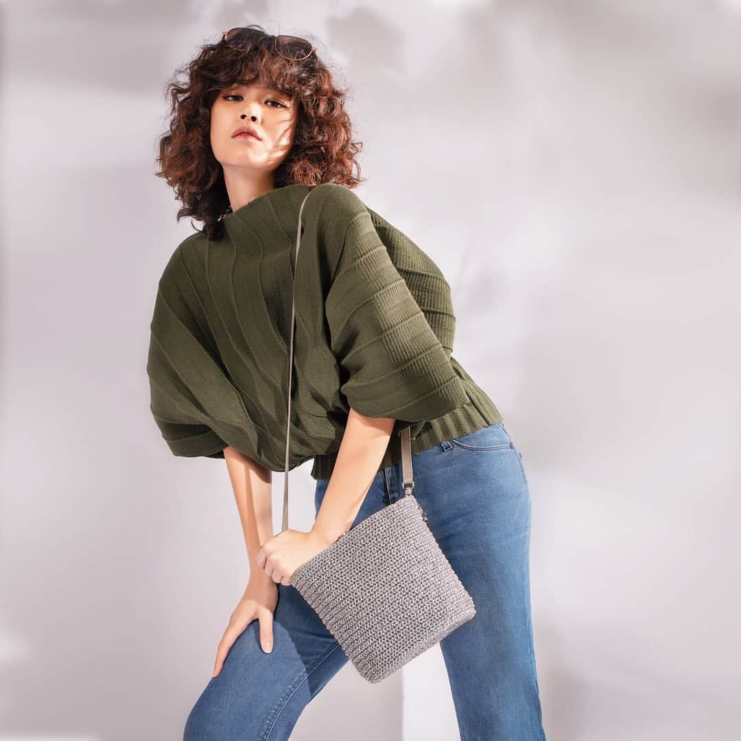 のインスタグラム：「⁣ Showing-off your true self, be bold and mighty to pursue the prosperity!  Specially knitted by crochet technique, this sturdy UNCINETTO SECCHIO basket was crafted with independent and fearless to illustrate the empowerment of modern women!⁣ ⁣ #ANTEPRIMA #FW20 #FallWinter2020 #Classic #Style #Fashion #Italian #Luxury #InstaBag #Design #Lifestyle #Urban #Handcraft #アンテプリマ #패션⁣」