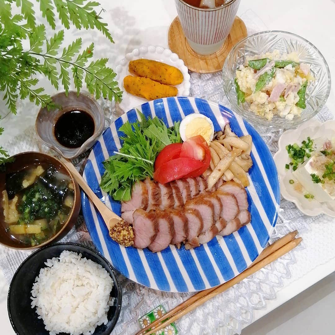 のインスタグラム：「#晩御飯#食費月13000円   即席焼豚 スナップえんどうと卵のポテトサラダ お味噌汁 茗荷の冷奴  恭介は仕事遅いから4人で先に😋❤️  国産豚肩ロースブロックが103円👏 明日からお盆休み！！ 3回忌と初盆なこの夏🎐 我が家はお盆を少しずらせて動こうと思ってます🤟  それと妊娠中から悩み続けてる静脈瘤、ついに左足が痛すぎて痛すぎて寝不足3日目😭 ちょうど🏥もお盆休みだし、どう乗り切ろうか🙃  みなさんもコロナで暗くなりがちだけど、それぞれ良いお盆を。 ・ ・ #晩ごはん#晩ご飯#夕食#夕御飯#夕食#おうちごはん#節約#節約ご飯#晩御飯#デリスタグラム#デリスタグラマー#クッキングラム#ワーママ#大分#instafood」