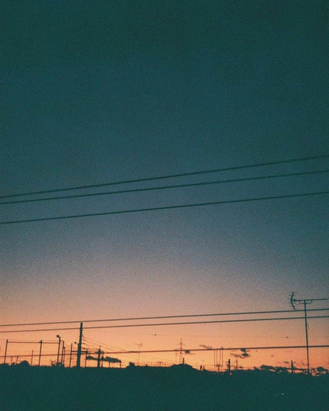 水上京香さんのインスタグラム写真 - (水上京香Instagram)「突然の雷⚡️ こんなに穏やかな日もあるんだから、 天気は本当に気まぐれですね。今日は洗濯物を死守できましたッ #film #ミナカミ写真展」8月12日 20時27分 - kyokaminakami_official