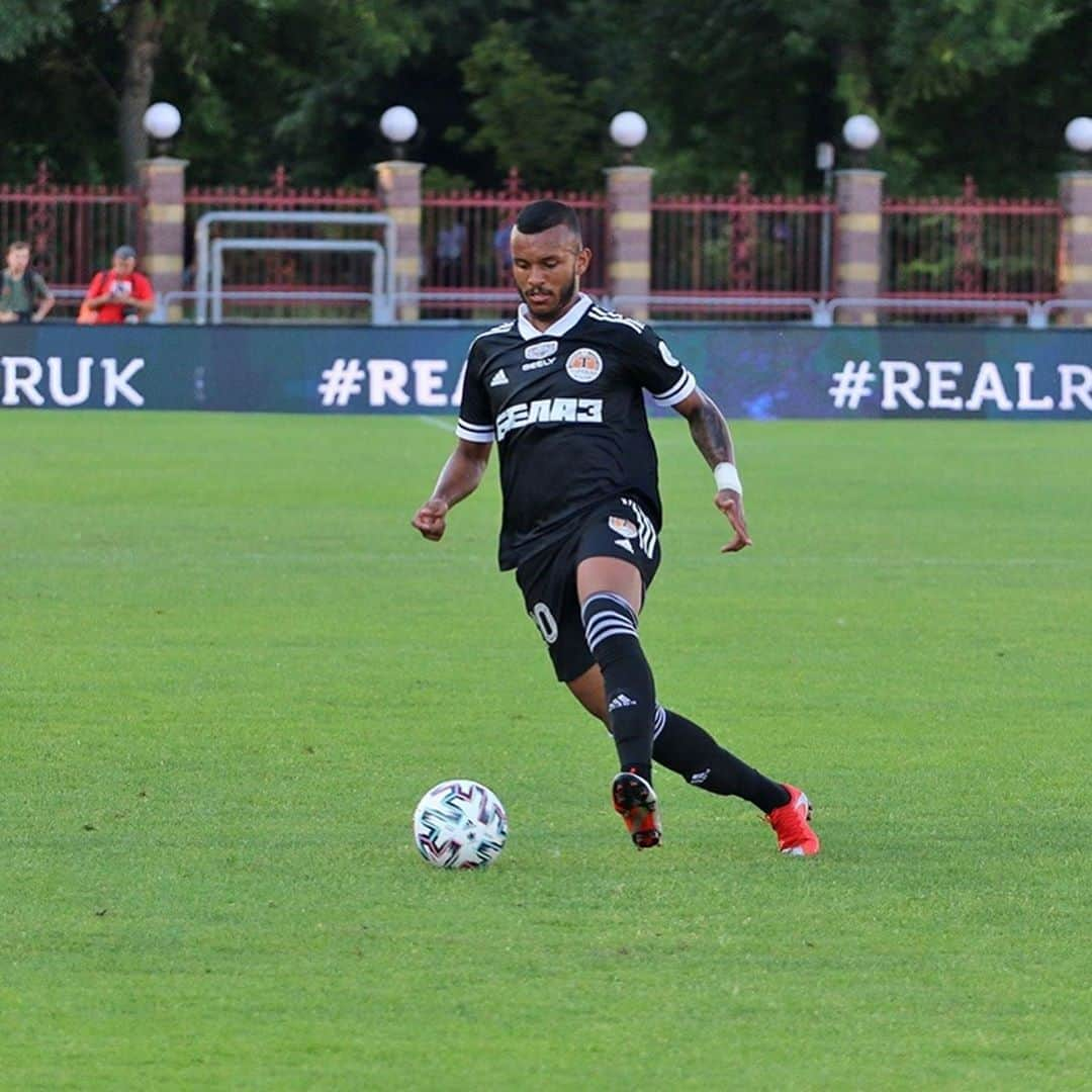 リッピ・ヴェローゾのインスタグラム：「A minha FÉ e perseverança que está fazendo toda história ser mudada!🙏🏾⚽️🔥💪🏾」