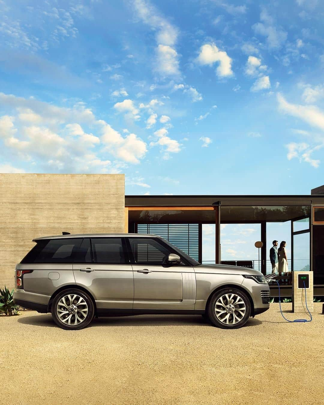 Land Roverさんのインスタグラム写真 - (Land RoverInstagram)「With a full charge taking less than three hours and a 40km range, the PHEV #RangeRover P400e makes every journey both effortless and efficient. Search 'Range Rover Configurator' to choose yours.  #PHEV #LuxurySUV #SUV #Luxury #Design #RangeRover50 #50YearsOfRangeRover」8月12日 20時30分 - landrover