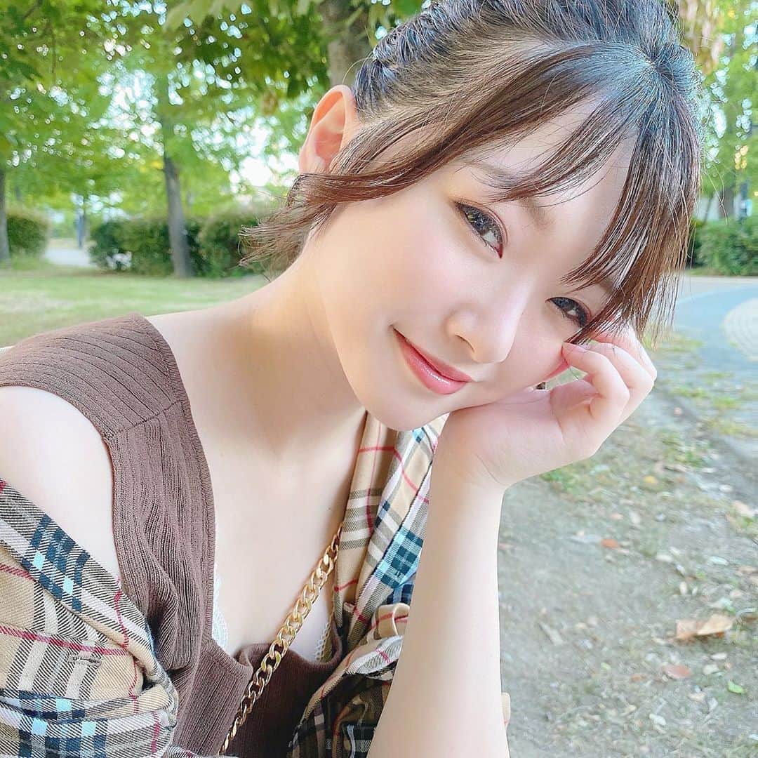 伊藤りかさんのインスタグラム写真 - (伊藤りかInstagram)「． ポニーテールにナチュラルメイク⸝⋆ ナチュラルメイクは奥が深すぎて (デカ目に見せたり、小顔に見せたり、、) まだまだ勉強中なので慣れたら動画にするぞっ * 今日は、寝不足が続いてた疲れなのか だし巻き作るのに砂糖と塩を間違えるって言う 漫画みたいなミスをしてしまった。。笑 こんな事、初めてで味見してびっくりした😂❣️w * お風呂上がりに母乳パッドし忘れたり、 お茶碗と思ってお味噌汁持ってて、こぼしたり、、 うっかりレベルを超えてしまってた😇ww * 家の中でもお散歩でも @gyugyugyu_lme を着用◌ メッシュ加工になってるから夏場も風通し抜群👌🏻♡ サイズ展開も多くなって 7サイズまであるから必ず自分のサイズが見つかるよ！ 少しきついから個人的には1サイズ上がオススメ🙆🏼‍♀️ * #男の子ママ #男の子ベビー #おとこのこママ #カラコン #秋コーデ #お散歩コーデ #公園コーデ #ママファッション #暗髪カラー #暗髪 #暗髪グレージュ #ナチュラルメイク #きょコ #今日のコーデ #ポニーテール #ポニーテール女子 #ママコーデ #男の子baby #前髪アレンジ #ツヤ肌 #ママライフ #ギュギュギュ #ポニーテールアレンジ #arrange #code #fashion #ootd #hairstyle  #伊藤りか #snsクリエイター」8月12日 20時32分 - rrrika.i