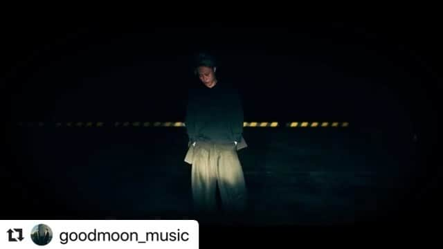 SHiNのインスタグラム：「goodmoon /Contrast MVに参加させていただきました！！ めちゃくちゃかっこいい曲で踊らせて頂きました！ 是非チェックしてください！🔥🔥🔥  #Repost @goodmoon_music with @make_repost ・・・ ∇ New Music Video “Contrast” ∇ ... Taken from our new album “Pop-Lex” (out on Sept 2nd) … 9/2(水)発売、最新アルバム「Pop-Lex」から 【Contrast】のMV公開！ … Dancer : SHiN from RADIOFISH @shin_radiofish_  Movie Director : 金子智明 (yucca  inc.) … Full video link in bio フルはプロフィールのリンクからご視聴ください . #goodmoon #contrast #pop-lex #poplex #musicvideo #shin #radiofish #takamineguitars #裏砂漠」