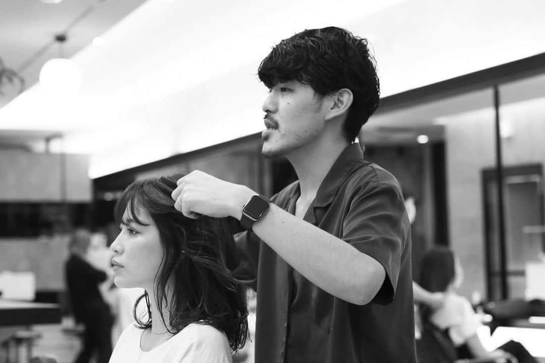 JUNNAのインスタグラム：「今回の #YouTube は 私なりのヘアサロンで失敗しないオーダーのこつ😉  今回は私が毎回美容室に行く時にやって、 失敗しなくなった体験をお話ししています。  少しでも参考になる事がお話しできていたら...🙏✨  YouTubeはインスタトップページよりご覧いただけます。  写真の瞬間だけ2人共マスクを外しましたが 施術中は2人とも勿論マスク着用です😷  ヘアサロン/ @surface_hair  スタイリスト/ @nao_1117   #ヘアサロン #ヘアカラー #ヘア #ヘアスタイル #ヘアカット #カット#セミロング」