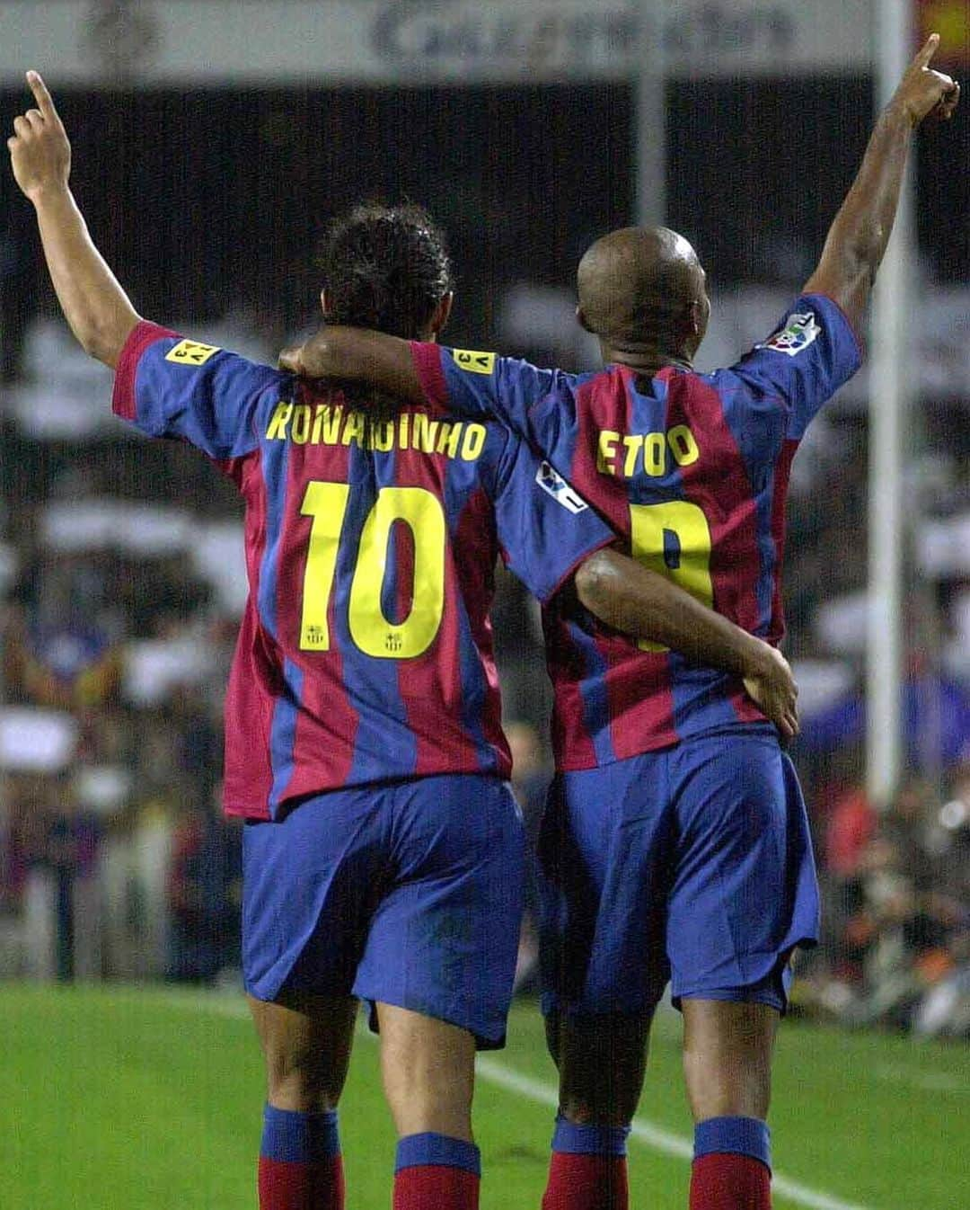 LFPさんのインスタグラム写真 - (LFPInstagram)「12/08/2004: #OnThisDay, 16 years ago, @setoo9 started his era at @fcbarcelona... 🦁⚽️ • 12/08/2004: hace 16 años Eto'o arrancaba su camino en el Barça... 🦁⚽️ • #Etoo #Barça #LaLiga #LaLigaSantander」8月12日 20時39分 - laliga