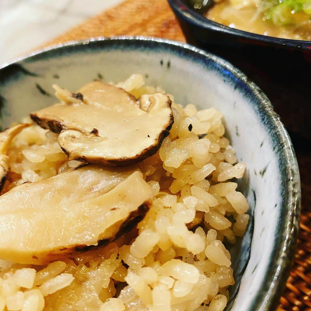 大神いずみのインスタグラム：「今日は松茸ご飯‼️ ♪(*^^)o∀*∀o(^^*)♪  朝からこんなにテンション上げて作る料理が 他にあるでしょうか？？？  失敗は許されぬ😱 どんなことがあっても上手に作りたい料理。  あー私に写真のセンスがあったら、もっと 美味しそうにお見せできますのに…  でも出来はバッチリ👌✨ やるじゃん私っ。  感謝しかないです😭 ありがとうございます💖  今日は久々に 食卓が明るく弾んでおります✨  #野球の勝ち負けに食卓の空気左右されっぱなし #今日は松茸を枕元に置いて寝てみたい #暑さを超えたらもう秋ですぜー #大神いずみ #Izumi Motoki #野球母 #野球弁当 #韓国語  #BTS #ノンストップ #いいものプレミアム」