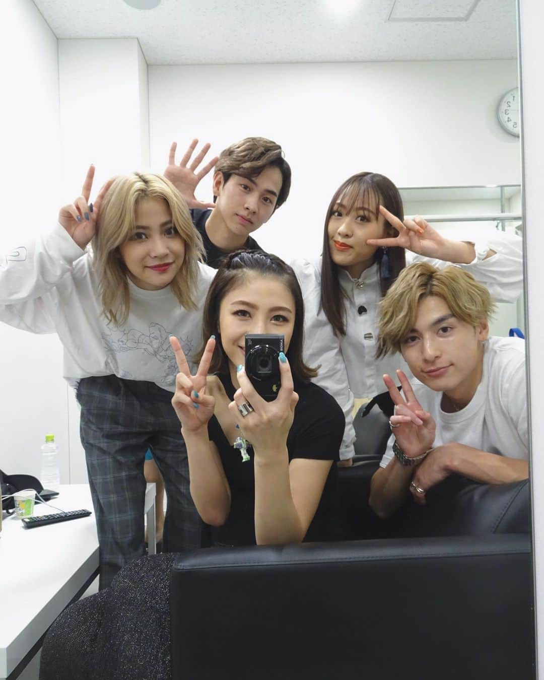 honoka のインスタグラム：「本日5周年迎えました！！﻿ 今年もこうしてこの日を迎えることができて﻿ めちゃめちゃ幸せです！﻿ いつも私達を支えてくれる皆さん﻿ 本当にありがとう💕﻿ ﻿ 今年はコロナの影響もあって﻿ みんなと会えない環境が続いてるから﻿ 寂しいけど、またみんなに会える日を楽しみに﻿ この状況を乗り越えたいと思います💪🏽  これからも末永くよろしくお願いします！！﻿ ﻿」