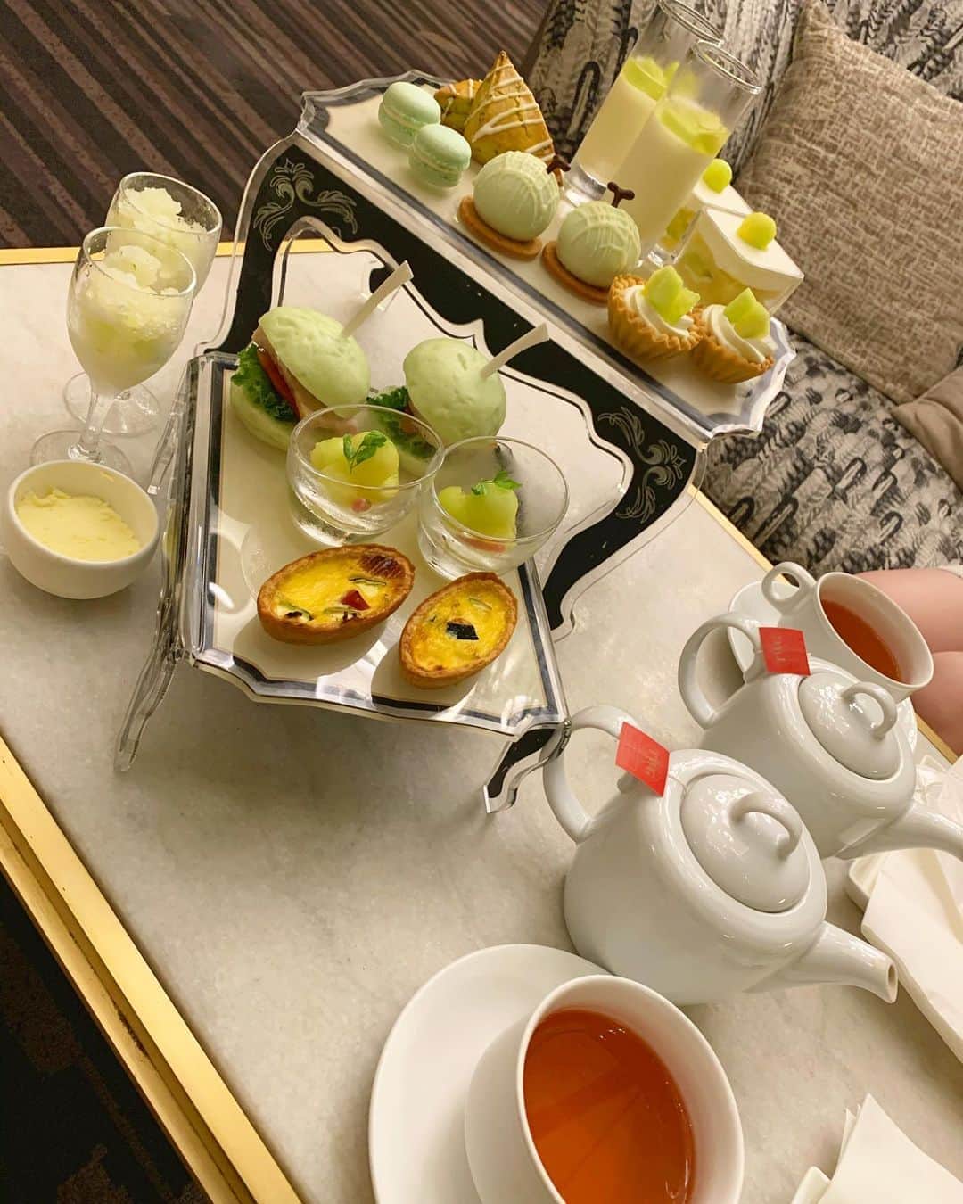 伊藤朱里のインスタグラム：「メロンのアフタヌーンティー♡🍈」
