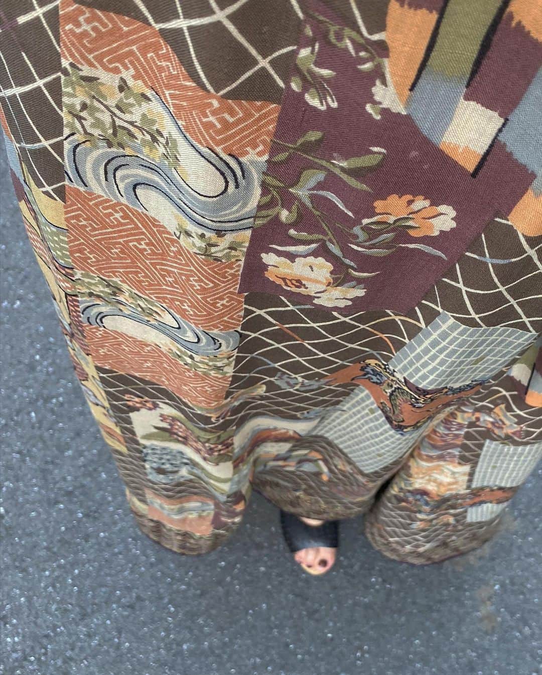柴田紗希さんのインスタグラム写真 - (柴田紗希Instagram)「あとぅい！ね！！！ みなさん大丈夫ですか？ . 暑いけどお気に入りの服着てわくわくを少しでも高めております🐈🌷✨ このvintageワンピには日本柄が入っているんだよ〜🗻 そして3枚目は薬局で見つけた3点の子たち。 セザンヌのウォームブラウンは新作なのか！？これは試したい！！！ と過去のセザンヌチークヲタクに火がポッと咲きました☺︎☺︎☺︎」8月12日 20時44分 - shibasaaki