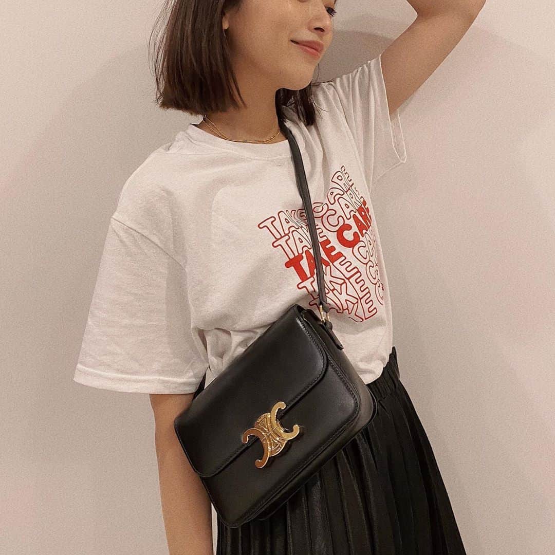 近藤千尋のインスタグラム：「お昼寝が長かった娘二人、 全く寝そうにないです。笑🤦🏻‍♀️ 寝かしつけ中の皆さん 頑張りましょう😂❤️❤️  昔も今も憧れで大好きなブランドは @celine 🌼 カジュアルな日こそ綺麗めな鞄で❤️」