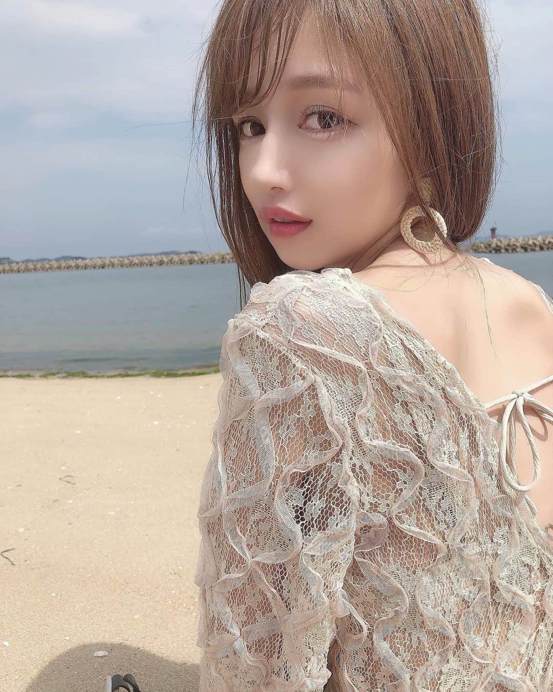 yuu__aaaのインスタグラム：「. . とっても暑かった🏝 . 炭酸飲みたくなるね． . #海#水着#ビーチ#beach#プール#夏#夏コーデ #水着コーデ #暑い#カラコン#make#makeup#tiktok」
