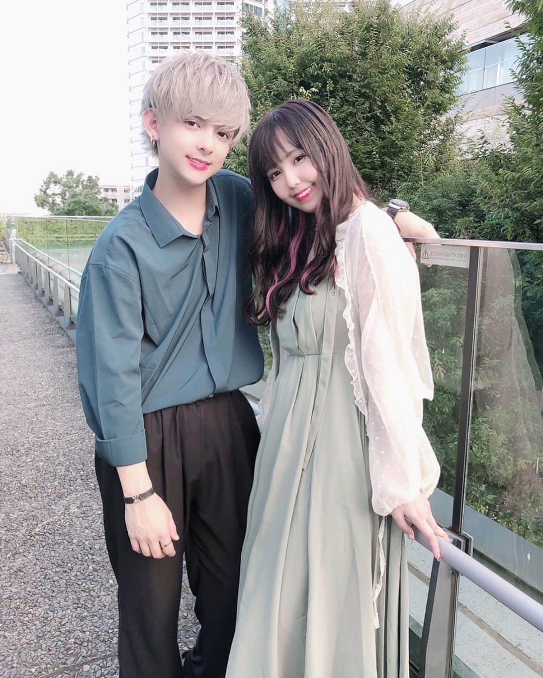 のインスタグラム：「. グリーンコーデ🌳 . お盆休みはみんな何する予定なの〜？？🤤 . #グリーンコーデ #お盆休み #夏休み #ゆりいちちゃんねる #ゆりいち #カップル #カップルコーデ」