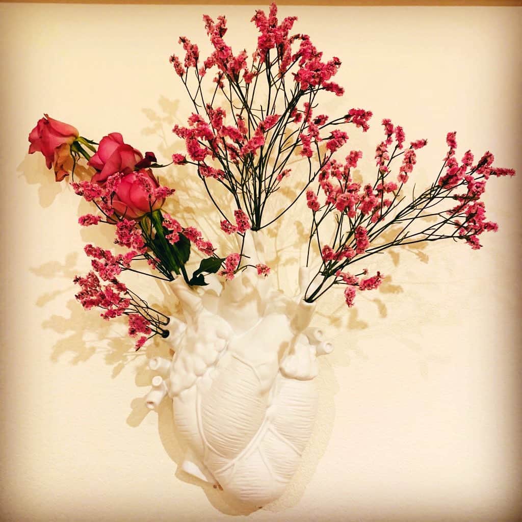 川和真奈美のインスタグラム：「心に花を咲かせよう  時には枯れそうになる日も あるけれど 栄養と水分をしっかり とっていたら 人は華を咲かせられる  心は綺麗に鮮やかで豊かで ありたい  #私の世界  #生花 #花 #開放感  #インテリア」