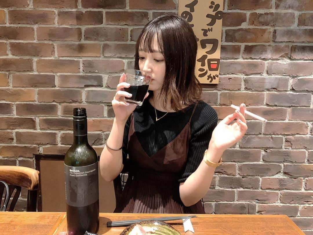 中村優香さんのインスタグラム写真 - (中村優香Instagram)「🍷🚬🍷🚬 . こんばんは💫 . 昨日は【ワインと煙草を楽しむお店】がコンセプトの『ワイのすけ』( @wainosuke_shinbashi )さんに行ってきました☺️✌🏻 . 店内での喫煙が制限されてる今、喫煙者にとってはなかなか厳しいお店選び…かくいう私もその1人です実は🤭 . でも店内は全然煙草臭くなくて、iQOSの私でもわからないくらいでした…！ (写真用に紙煙草にしたけどね🧐) . フルボディに合わせて、生ハム切り落とし(めっちゃ分厚かった！)、プリプリ海老のスティック春巻き(超美味しい)、シーフード&トマトソースパスタ(タバスコが合わないわけがないんよ)、ローストビーフ(これまたソースがおいしい)、をいただいて、満足しながら2軒目に向かいましたとさ…新橋恐ろしや。笑 . そして朗報❣️ 今コロナの影響でワインがたくさん余ってしまっているらしく、なんとワイン1本が写真の価格より半額で！お店の方が郵送してくださるそうです🥺 せっかくのおうち時間を有効活用するチャンス⭐️ぜひぜひお問い合わせしてみてください☺️ . . #ワイン居酒屋ワイのすけ #新橋居酒屋 #喫煙可能店 #新橋ワイン #新橋コスパ #トリドリベース #pr」8月12日 20時49分 - yuuka0710reia