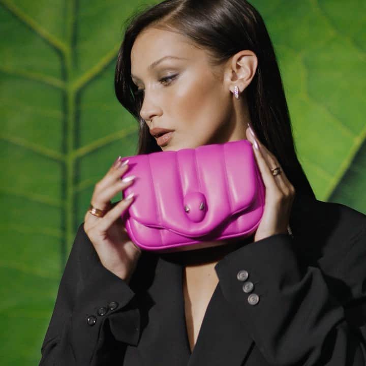 VERBALのインスタグラム：「‘AMBUSH x BVLGARI’ by @yoon_ambush 📼  SERPENTI THROUGH THE EYES OF @ambush_official 🐍  Models @bellahadid @jujujuxiaowen @ellenghr_   Shot by @tylersphotos  Styling @mr_carlos_nazario  Makeup @susiesobol_makeup  Hair @jawaraw  #bulgari #ambush #serpenti #serpentiforever」