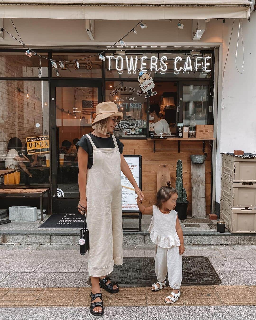 MOYAさんのインスタグラム写真 - (MOYAInstagram)「夏休み👒 @raita_sunnyman に会いに @towerscafe へ🚗 念願のチキンオーバーライス食べられて幸せ🤍 たけしゃんありがとう〜🐻🌼🌼 今日の娘はお調子者元気すぎて母白目🙄🙄 . #towerscafe #cavezarosso #カベサロッソ #親子コーデ」8月12日 20時51分 - moyamoya2121