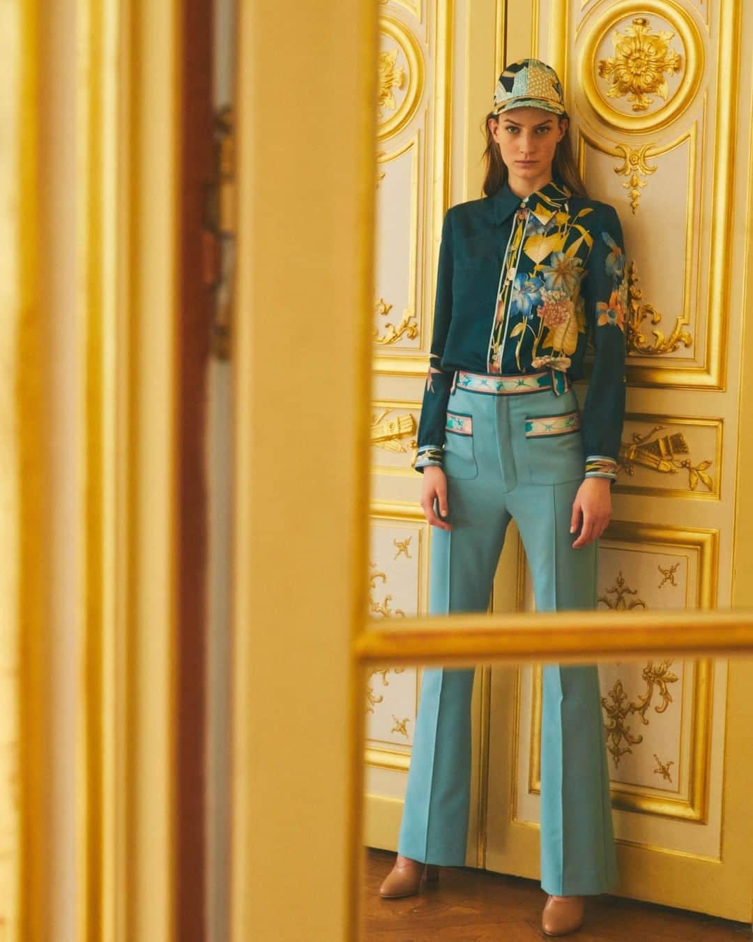 のインスタグラム：「Retro 70’s vibes in #LeonardFW20 collection: high waisted pant paired with a silk shirt and a flower print baseball cap.  leonardparis.com . . . . . . . #fashion #mode #fashioninspiration #springsummer20 #springstyles #springtrends #springlooks #springfashion #summerstye #summerfashion #summeroutfit #colorful #topbrandsinparis #DNVB  #frenchsavoirfaire #frenchart」