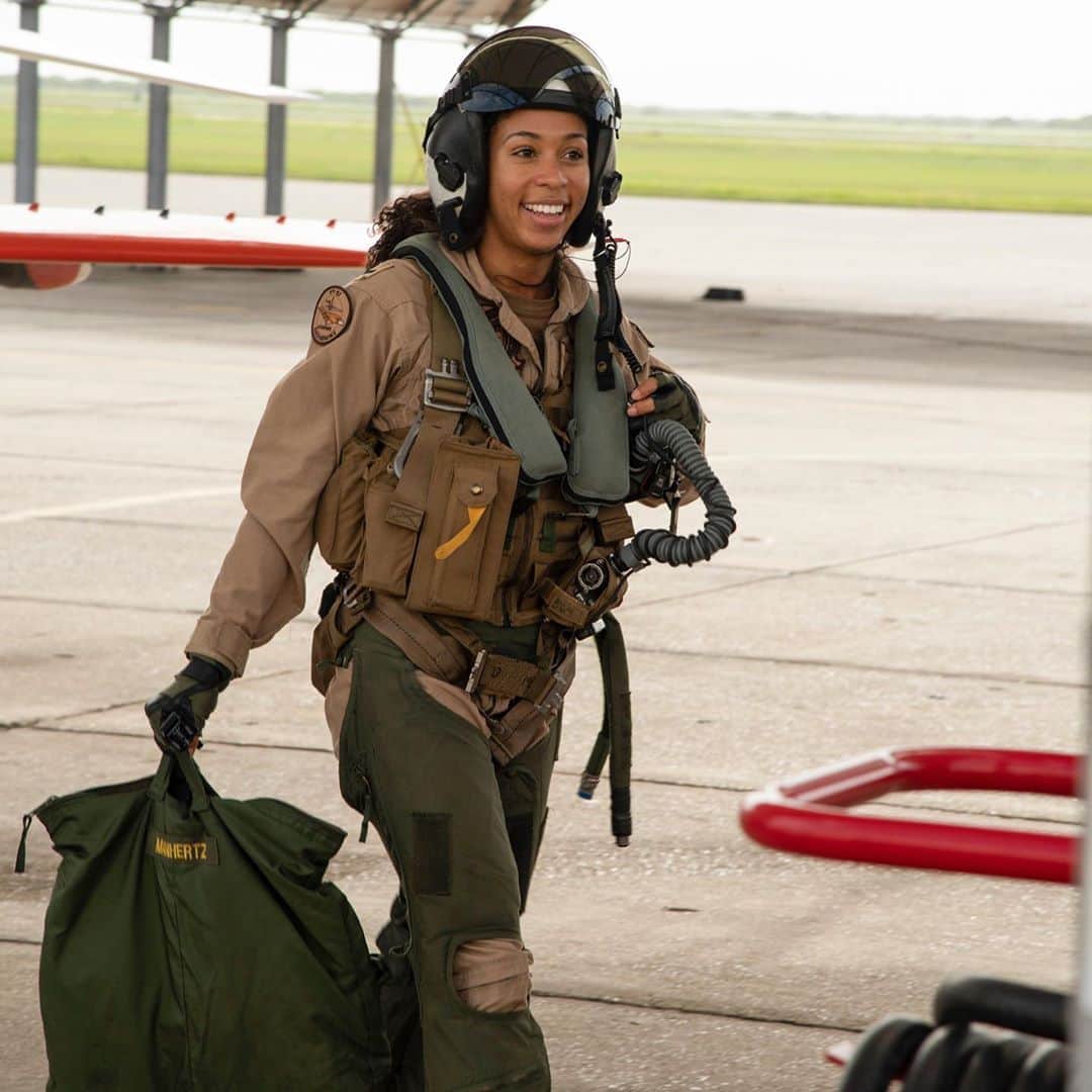 E! Onlineさんのインスタグラム写真 - (E! OnlineInstagram)「A sky-high milestone: LTJG Madeline G. Swegle is the U.S. Navy’s first Black female tactical air (TACAIR) pilot and received her "Wings of Gold" this year! #EmpowHER (📷: US Navy)」8月12日 21時02分 - enews