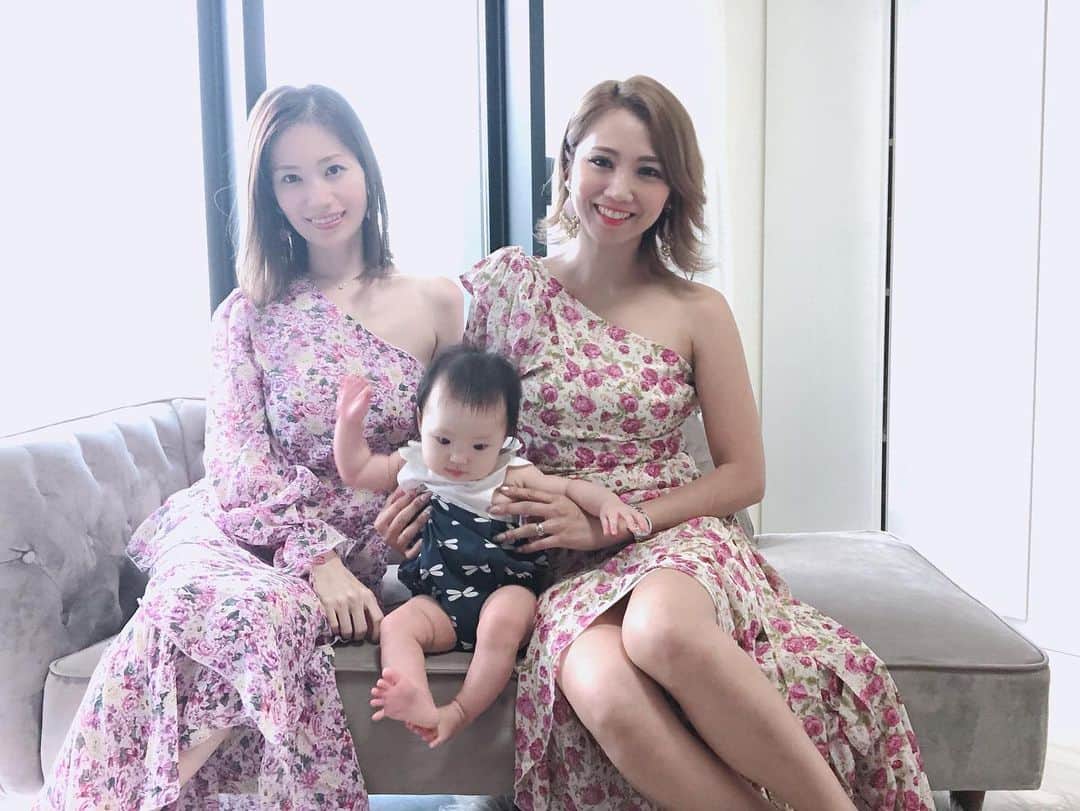 植松真弓さんのインスタグラム写真 - (植松真弓Instagram)「もう10年以上の付き合いになるちづと♡﻿ ﻿ お家にカノンちゃんを連れて﻿ 遊びに来てくれたよー♡﻿ 　﻿ ﻿ あっという間にハーフバースデーを迎えて﻿ 人見知りもせずめちゃくちゃ自由で﻿ 明るく育っている様子のかのんちゃん♡﻿ 　﻿ ﻿ 可愛すぎて悶絶ー！﻿ ママのちづも本当に美人だ♡﻿ 自慢のお友達＆ビジネスパートナー✨﻿ 　﻿ ﻿ 最近はルルのお洋服が﻿ コロナの影響でなかなか入ってこなく﻿ 一時ルルの販売は止めていたのだけど﻿ 予約販売だと再開できそう💛　﻿ 　﻿ ﻿ ということで新しく入ってきた﻿ お洋服たちでプチ撮影会♡﻿ やっぱりワンショルがすごく可愛い♡﻿ 　﻿ ﻿ 海外に行けてないのでリゾートワンピを﻿ 着る機会がなくて久々に明るい﻿ カラーのお洋風を来て気分も明るく♡﻿ やっぱりお洋服って大事よね♡﻿ 　﻿ ﻿ またボチボチ再開していくので﻿ ルルのお洋服楽しみにしていてね♡﻿ ﻿ 　﻿ ﻿ #美容好きと繋がりたい﻿ #美容情報#アラフォーコーデ#美容#起業女子#セレクトショップ#ルルエトワール#ファッション#おしゃれワンピ#女性経営者#起業家#インフルエンサー#アンチエイジング#綺麗になりたい#独立#起業したい#かわいい#写真好きな人と繋がりたい#猫#いいね返し#東京#ランチ#ネイル﻿ #お洒落さんと繋がりたい#おしゃれ#オシャレコーデ#workout#autumn#model﻿ ﻿ https://luluetoile.thebase.in/」8月12日 20時57分 - mayu.1125.etarnal