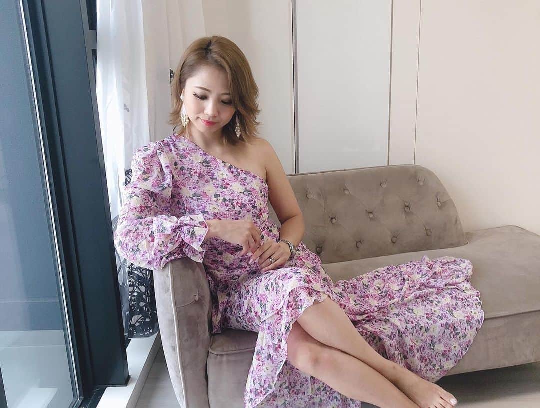 植松真弓さんのインスタグラム写真 - (植松真弓Instagram)「もう10年以上の付き合いになるちづと♡﻿ ﻿ お家にカノンちゃんを連れて﻿ 遊びに来てくれたよー♡﻿ 　﻿ ﻿ あっという間にハーフバースデーを迎えて﻿ 人見知りもせずめちゃくちゃ自由で﻿ 明るく育っている様子のかのんちゃん♡﻿ 　﻿ ﻿ 可愛すぎて悶絶ー！﻿ ママのちづも本当に美人だ♡﻿ 自慢のお友達＆ビジネスパートナー✨﻿ 　﻿ ﻿ 最近はルルのお洋服が﻿ コロナの影響でなかなか入ってこなく﻿ 一時ルルの販売は止めていたのだけど﻿ 予約販売だと再開できそう💛　﻿ 　﻿ ﻿ ということで新しく入ってきた﻿ お洋服たちでプチ撮影会♡﻿ やっぱりワンショルがすごく可愛い♡﻿ 　﻿ ﻿ 海外に行けてないのでリゾートワンピを﻿ 着る機会がなくて久々に明るい﻿ カラーのお洋風を来て気分も明るく♡﻿ やっぱりお洋服って大事よね♡﻿ 　﻿ ﻿ またボチボチ再開していくので﻿ ルルのお洋服楽しみにしていてね♡﻿ ﻿ 　﻿ ﻿ #美容好きと繋がりたい﻿ #美容情報#アラフォーコーデ#美容#起業女子#セレクトショップ#ルルエトワール#ファッション#おしゃれワンピ#女性経営者#起業家#インフルエンサー#アンチエイジング#綺麗になりたい#独立#起業したい#かわいい#写真好きな人と繋がりたい#猫#いいね返し#東京#ランチ#ネイル﻿ #お洒落さんと繋がりたい#おしゃれ#オシャレコーデ#workout#autumn#model﻿ ﻿ https://luluetoile.thebase.in/」8月12日 20時57分 - mayu.1125.etarnal
