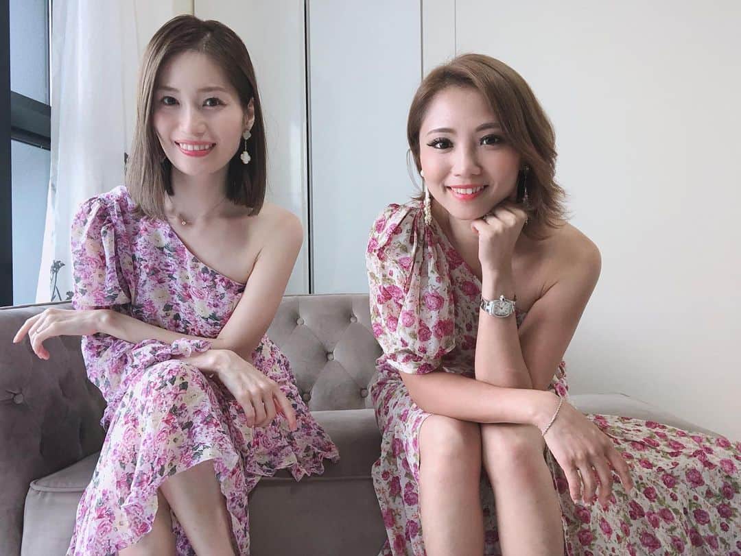 植松真弓さんのインスタグラム写真 - (植松真弓Instagram)「もう10年以上の付き合いになるちづと♡﻿ ﻿ お家にカノンちゃんを連れて﻿ 遊びに来てくれたよー♡﻿ 　﻿ ﻿ あっという間にハーフバースデーを迎えて﻿ 人見知りもせずめちゃくちゃ自由で﻿ 明るく育っている様子のかのんちゃん♡﻿ 　﻿ ﻿ 可愛すぎて悶絶ー！﻿ ママのちづも本当に美人だ♡﻿ 自慢のお友達＆ビジネスパートナー✨﻿ 　﻿ ﻿ 最近はルルのお洋服が﻿ コロナの影響でなかなか入ってこなく﻿ 一時ルルの販売は止めていたのだけど﻿ 予約販売だと再開できそう💛　﻿ 　﻿ ﻿ ということで新しく入ってきた﻿ お洋服たちでプチ撮影会♡﻿ やっぱりワンショルがすごく可愛い♡﻿ 　﻿ ﻿ 海外に行けてないのでリゾートワンピを﻿ 着る機会がなくて久々に明るい﻿ カラーのお洋風を来て気分も明るく♡﻿ やっぱりお洋服って大事よね♡﻿ 　﻿ ﻿ またボチボチ再開していくので﻿ ルルのお洋服楽しみにしていてね♡﻿ ﻿ 　﻿ ﻿ #美容好きと繋がりたい﻿ #美容情報#アラフォーコーデ#美容#起業女子#セレクトショップ#ルルエトワール#ファッション#おしゃれワンピ#女性経営者#起業家#インフルエンサー#アンチエイジング#綺麗になりたい#独立#起業したい#かわいい#写真好きな人と繋がりたい#猫#いいね返し#東京#ランチ#ネイル﻿ #お洒落さんと繋がりたい#おしゃれ#オシャレコーデ#workout#autumn#model﻿ ﻿ https://luluetoile.thebase.in/」8月12日 20時57分 - mayu.1125.etarnal
