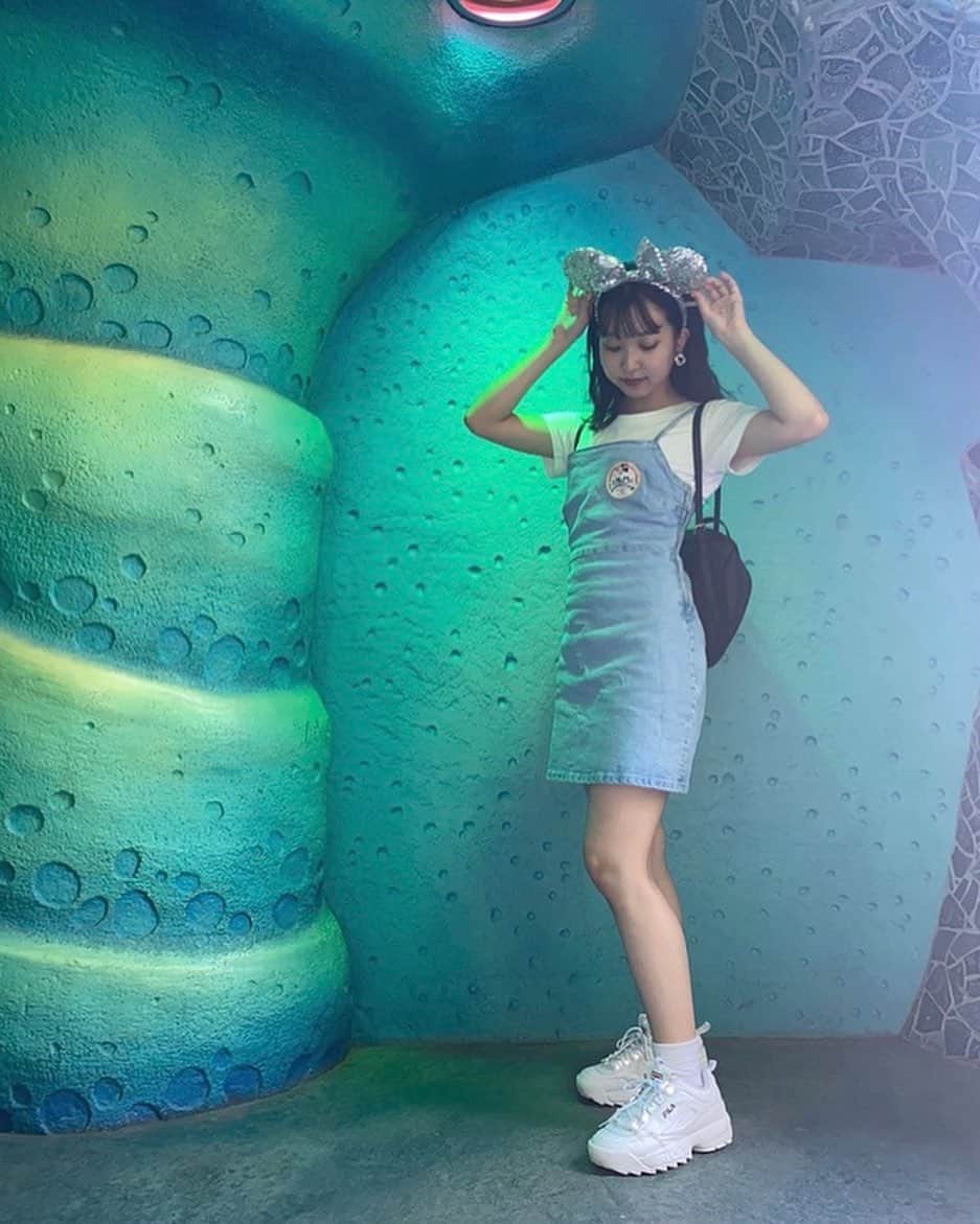 のインスタグラム：「みなさんこんばんわっ🍯  Tシャツ: TreatUrself デニムワンピース: ZARA 靴: FILA カバン: GAP #のん私服 ディズニーコーデ♡  今回は友達とデニムコーデで合わせました👖♡ デニムワンピースの上からTシャツの文字がいい感じに見えるのが可愛すぎる🤦🏼‍♀️(涙)  アップルパイTシャツほんと可愛い🍎♡ 色違いの赤も持ってるので今度コーデ投稿しますね😉  みなさんもぜひ参考にしてみて下さい😌  今日の分の#のんポチ がまだの人はよければポチッと投票して頂けると嬉しいです(涙)  今日も1日お疲れ様でした！ また明日もいい1日になりますようにっ🕊♡  #ディズニーコーデ#treaturself#treatürself#アップルパイtシャツ#トリート娘#zara#fila#ダッドスニーカー#デニムワンピース#のん私服#ミス桜美林コンテスト2020#ミス桜美林#のんポチ#ootd#오오티디#디즈니랜드#ディズニーシー#お洒落さん」