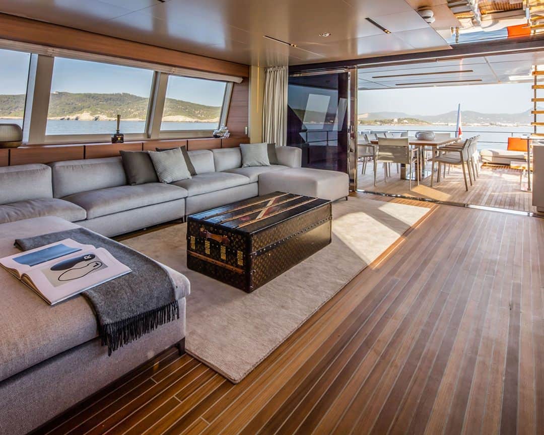 Poltrona Frauさんのインスタグラム写真 - (Poltrona FrauInstagram)「Your own island of design in the middle of the sea. Poltrona Frau is a proud partner of @ferrettiyachts, for which we design and produce custom interiors of the Ferretti Navetta 33. #PoltronaFrau #PFInteriorsInMotion」8月12日 21時00分 - poltronafrauofficial