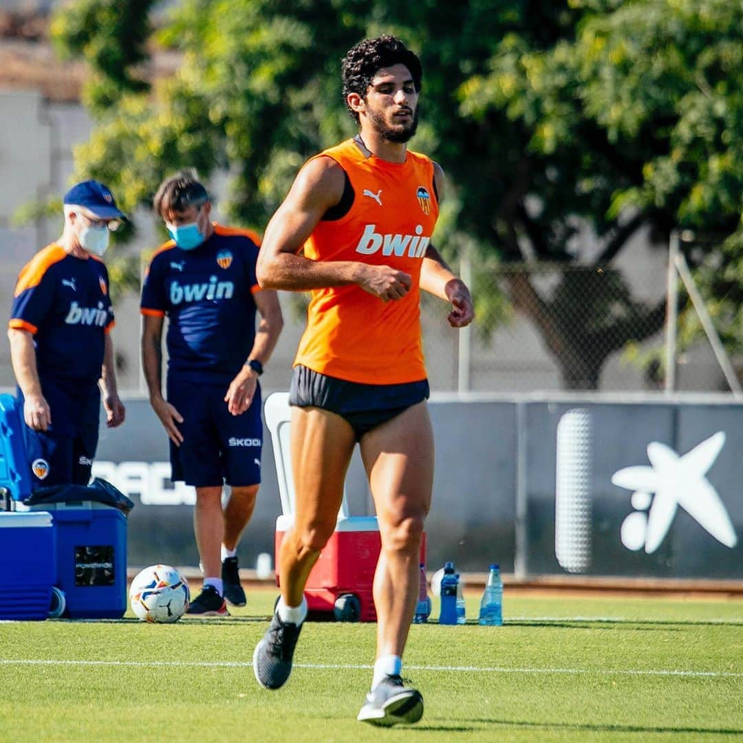 バレンシアCFさんのインスタグラム写真 - (バレンシアCFInstagram)「📸➡️🎥 Trabajo de fuerza en el gimnasio y primer entrenamiento en campo con ejercicios de resistencia.」8月12日 21時00分 - valenciacf