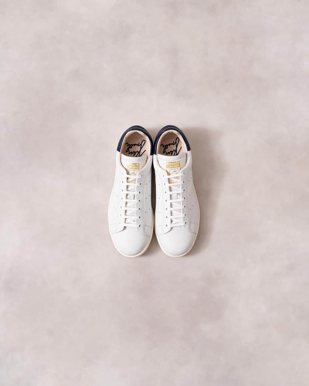 EDIFICEさんのインスタグラム写真 - (EDIFICEInstagram)「【adidas】﻿ - STANSMITH RECON -﻿ ﻿ ラグジュアリーなフォルムのスタンスミス。﻿ ﻿ テニス界のレジェンドの名前を冠するスタンスミスはどんなスタイルにも合わせやすく、清々しいまでにクリーンなデザインで世界中にファンを持つ人気シューズ。﻿ ﻿ このモデルは、タイムレスなデザインに、上質なレザーアッパーとオールレザーライニングを取り入れた贅沢な仕様。﻿ ﻿ 精巧なステッチが洗練されたアクセントを添えている。ヒール部分のカラー切り替えが個性を主張すると共に足元から存在感を放ちます。﻿ ﻿ ﻿ 【adidas / アディダス】﻿ ストリートスポーツウエアブランドとして2001年に登場した「アディダス オリジナルス」。1972年から1995年まで「adidas社」のカンパニーロゴだったトレフォイルロゴ（三つ葉のロゴ）を冠にし、アスリートのために開発されたプロダクトの復刻商品から、現在のトレンドを反映させた新作モデルやコラボレーションによるプロダクトまで、幅広い商品展開が魅力。﻿ ﻿ ﻿ ﻿ ﻿ Sneaker : 【adidas】¥15,000+tax﻿ No : 20093310399930﻿ ﻿ ﻿ ﻿ ﻿ ﻿ ﻿ ﻿ ﻿ ﻿ ﻿ ﻿ ﻿ #edifice #adidas #adidasstansmith #adidasoriginals #sneaker #whitesneaker #shoesaddict #shoestagram #kicks #kickstagram #shoeslovers #shoesaholic #shoefashion #sneakeraddict #sneakerheads #mensshoes #mensfashion #mensstyle #menwithclass #menwithstyle #dapper #dapperman #dapperstyle #エディフィス #アディダス #アディダスオリジナルス #アディダススタンスミス #スタンスミスリコン」8月12日 21時12分 - edifice.jp