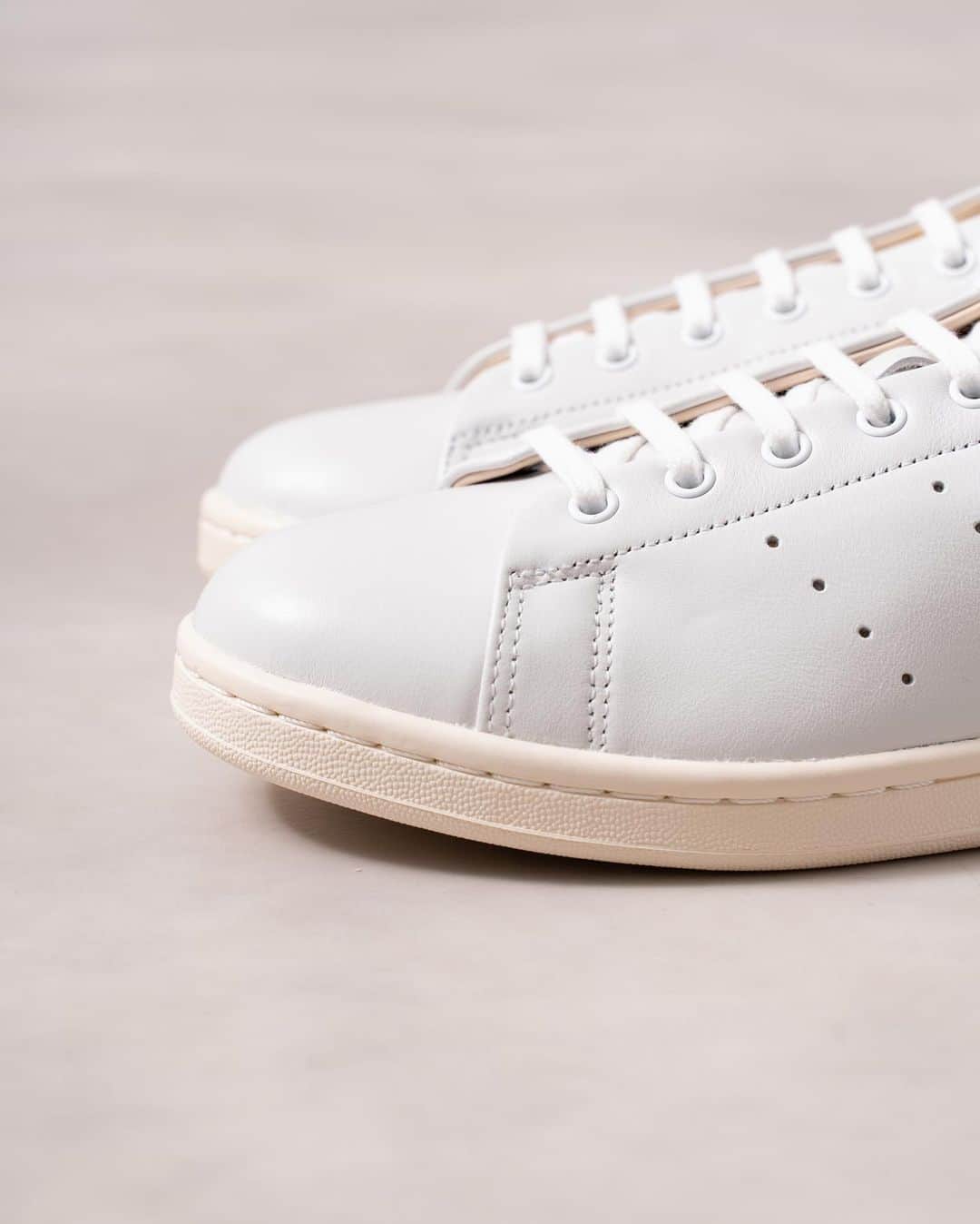 EDIFICEさんのインスタグラム写真 - (EDIFICEInstagram)「【adidas】﻿ - STANSMITH RECON -﻿ ﻿ ラグジュアリーなフォルムのスタンスミス。﻿ ﻿ テニス界のレジェンドの名前を冠するスタンスミスはどんなスタイルにも合わせやすく、清々しいまでにクリーンなデザインで世界中にファンを持つ人気シューズ。﻿ ﻿ このモデルは、タイムレスなデザインに、上質なレザーアッパーとオールレザーライニングを取り入れた贅沢な仕様。﻿ ﻿ 精巧なステッチが洗練されたアクセントを添えている。ヒール部分のカラー切り替えが個性を主張すると共に足元から存在感を放ちます。﻿ ﻿ ﻿ 【adidas / アディダス】﻿ ストリートスポーツウエアブランドとして2001年に登場した「アディダス オリジナルス」。1972年から1995年まで「adidas社」のカンパニーロゴだったトレフォイルロゴ（三つ葉のロゴ）を冠にし、アスリートのために開発されたプロダクトの復刻商品から、現在のトレンドを反映させた新作モデルやコラボレーションによるプロダクトまで、幅広い商品展開が魅力。﻿ ﻿ ﻿ ﻿ ﻿ Sneaker : 【adidas】¥15,000+tax﻿ No : 20093310399930﻿ ﻿ ﻿ ﻿ ﻿ ﻿ ﻿ ﻿ ﻿ ﻿ ﻿ ﻿ ﻿ #edifice #adidas #adidasstansmith #adidasoriginals #sneaker #whitesneaker #shoesaddict #shoestagram #kicks #kickstagram #shoeslovers #shoesaholic #shoefashion #sneakeraddict #sneakerheads #mensshoes #mensfashion #mensstyle #menwithclass #menwithstyle #dapper #dapperman #dapperstyle #エディフィス #アディダス #アディダスオリジナルス #アディダススタンスミス #スタンスミスリコン」8月12日 21時12分 - edifice.jp