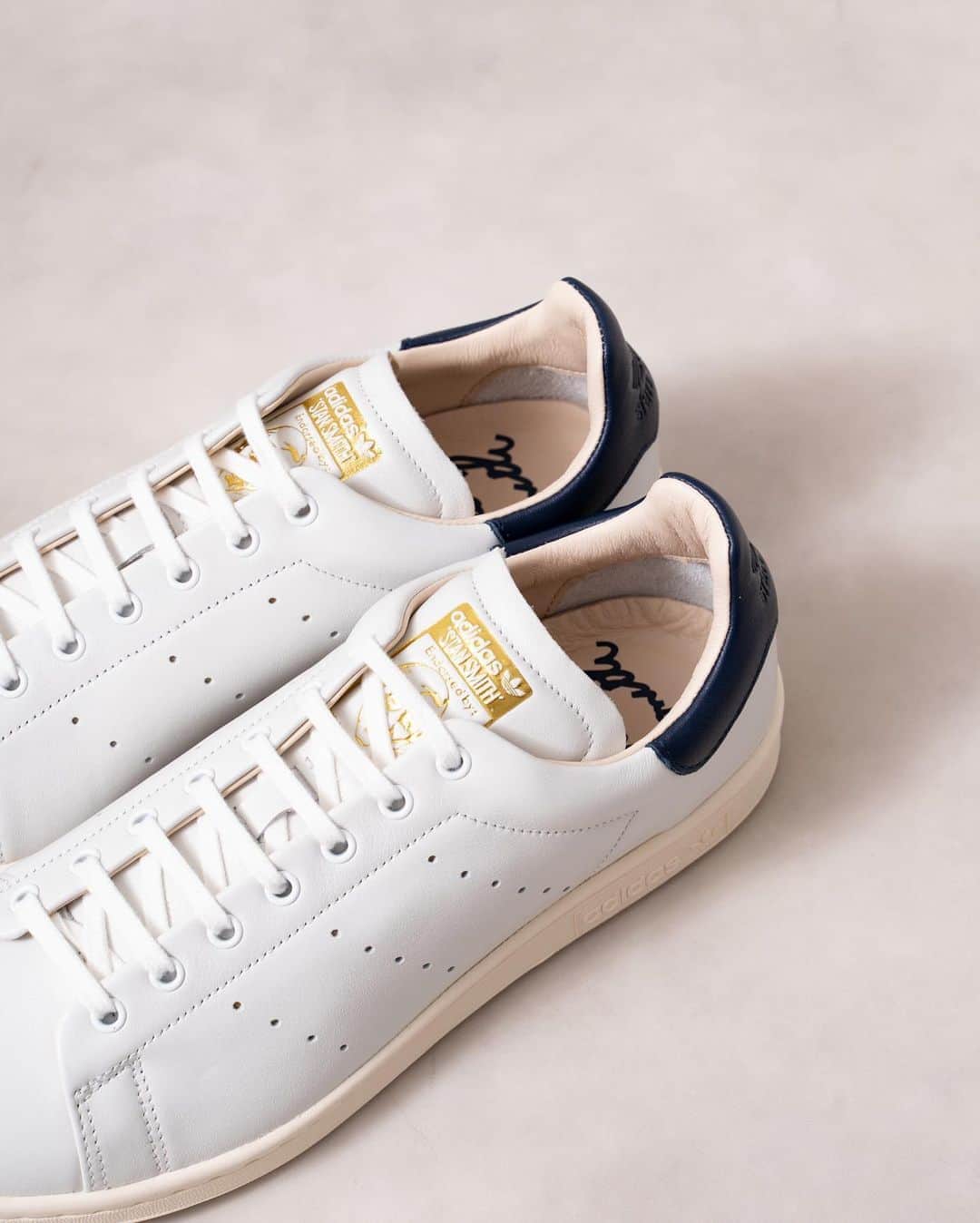 EDIFICEさんのインスタグラム写真 - (EDIFICEInstagram)「【adidas】﻿ - STANSMITH RECON -﻿ ﻿ ラグジュアリーなフォルムのスタンスミス。﻿ ﻿ テニス界のレジェンドの名前を冠するスタンスミスはどんなスタイルにも合わせやすく、清々しいまでにクリーンなデザインで世界中にファンを持つ人気シューズ。﻿ ﻿ このモデルは、タイムレスなデザインに、上質なレザーアッパーとオールレザーライニングを取り入れた贅沢な仕様。﻿ ﻿ 精巧なステッチが洗練されたアクセントを添えている。ヒール部分のカラー切り替えが個性を主張すると共に足元から存在感を放ちます。﻿ ﻿ ﻿ 【adidas / アディダス】﻿ ストリートスポーツウエアブランドとして2001年に登場した「アディダス オリジナルス」。1972年から1995年まで「adidas社」のカンパニーロゴだったトレフォイルロゴ（三つ葉のロゴ）を冠にし、アスリートのために開発されたプロダクトの復刻商品から、現在のトレンドを反映させた新作モデルやコラボレーションによるプロダクトまで、幅広い商品展開が魅力。﻿ ﻿ ﻿ ﻿ ﻿ Sneaker : 【adidas】¥15,000+tax﻿ No : 20093310399930﻿ ﻿ ﻿ ﻿ ﻿ ﻿ ﻿ ﻿ ﻿ ﻿ ﻿ ﻿ ﻿ #edifice #adidas #adidasstansmith #adidasoriginals #sneaker #whitesneaker #shoesaddict #shoestagram #kicks #kickstagram #shoeslovers #shoesaholic #shoefashion #sneakeraddict #sneakerheads #mensshoes #mensfashion #mensstyle #menwithclass #menwithstyle #dapper #dapperman #dapperstyle #エディフィス #アディダス #アディダスオリジナルス #アディダススタンスミス #スタンスミスリコン」8月12日 21時12分 - edifice.jp