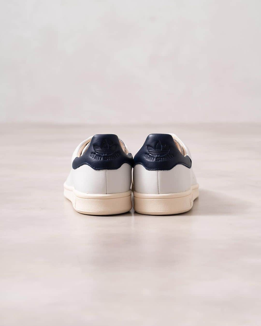 EDIFICEさんのインスタグラム写真 - (EDIFICEInstagram)「【adidas】﻿ - STANSMITH RECON -﻿ ﻿ ラグジュアリーなフォルムのスタンスミス。﻿ ﻿ テニス界のレジェンドの名前を冠するスタンスミスはどんなスタイルにも合わせやすく、清々しいまでにクリーンなデザインで世界中にファンを持つ人気シューズ。﻿ ﻿ このモデルは、タイムレスなデザインに、上質なレザーアッパーとオールレザーライニングを取り入れた贅沢な仕様。﻿ ﻿ 精巧なステッチが洗練されたアクセントを添えている。ヒール部分のカラー切り替えが個性を主張すると共に足元から存在感を放ちます。﻿ ﻿ ﻿ 【adidas / アディダス】﻿ ストリートスポーツウエアブランドとして2001年に登場した「アディダス オリジナルス」。1972年から1995年まで「adidas社」のカンパニーロゴだったトレフォイルロゴ（三つ葉のロゴ）を冠にし、アスリートのために開発されたプロダクトの復刻商品から、現在のトレンドを反映させた新作モデルやコラボレーションによるプロダクトまで、幅広い商品展開が魅力。﻿ ﻿ ﻿ ﻿ ﻿ Sneaker : 【adidas】¥15,000+tax﻿ No : 20093310399930﻿ ﻿ ﻿ ﻿ ﻿ ﻿ ﻿ ﻿ ﻿ ﻿ ﻿ ﻿ ﻿ #edifice #adidas #adidasstansmith #adidasoriginals #sneaker #whitesneaker #shoesaddict #shoestagram #kicks #kickstagram #shoeslovers #shoesaholic #shoefashion #sneakeraddict #sneakerheads #mensshoes #mensfashion #mensstyle #menwithclass #menwithstyle #dapper #dapperman #dapperstyle #エディフィス #アディダス #アディダスオリジナルス #アディダススタンスミス #スタンスミスリコン」8月12日 21時12分 - edifice.jp