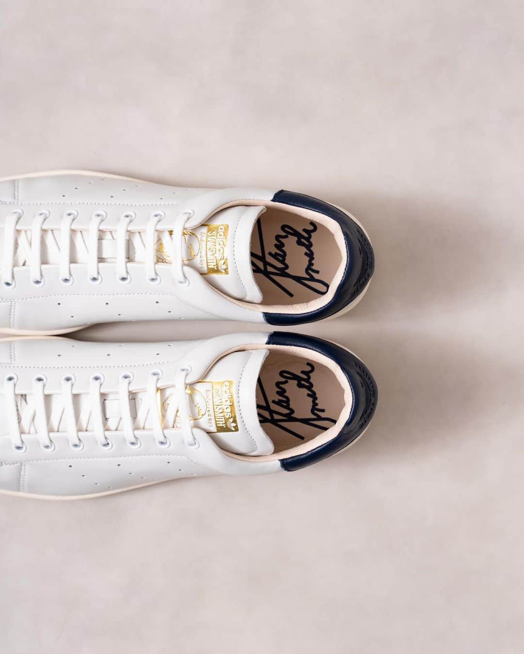 EDIFICEさんのインスタグラム写真 - (EDIFICEInstagram)「【adidas】﻿ - STANSMITH RECON -﻿ ﻿ ラグジュアリーなフォルムのスタンスミス。﻿ ﻿ テニス界のレジェンドの名前を冠するスタンスミスはどんなスタイルにも合わせやすく、清々しいまでにクリーンなデザインで世界中にファンを持つ人気シューズ。﻿ ﻿ このモデルは、タイムレスなデザインに、上質なレザーアッパーとオールレザーライニングを取り入れた贅沢な仕様。﻿ ﻿ 精巧なステッチが洗練されたアクセントを添えている。ヒール部分のカラー切り替えが個性を主張すると共に足元から存在感を放ちます。﻿ ﻿ ﻿ 【adidas / アディダス】﻿ ストリートスポーツウエアブランドとして2001年に登場した「アディダス オリジナルス」。1972年から1995年まで「adidas社」のカンパニーロゴだったトレフォイルロゴ（三つ葉のロゴ）を冠にし、アスリートのために開発されたプロダクトの復刻商品から、現在のトレンドを反映させた新作モデルやコラボレーションによるプロダクトまで、幅広い商品展開が魅力。﻿ ﻿ ﻿ ﻿ ﻿ Sneaker : 【adidas】¥15,000+tax﻿ No : 20093310399930﻿ ﻿ ﻿ ﻿ ﻿ ﻿ ﻿ ﻿ ﻿ ﻿ ﻿ ﻿ ﻿ #edifice #adidas #adidasstansmith #adidasoriginals #sneaker #whitesneaker #shoesaddict #shoestagram #kicks #kickstagram #shoeslovers #shoesaholic #shoefashion #sneakeraddict #sneakerheads #mensshoes #mensfashion #mensstyle #menwithclass #menwithstyle #dapper #dapperman #dapperstyle #エディフィス #アディダス #アディダスオリジナルス #アディダススタンスミス #スタンスミスリコン」8月12日 21時12分 - edifice.jp