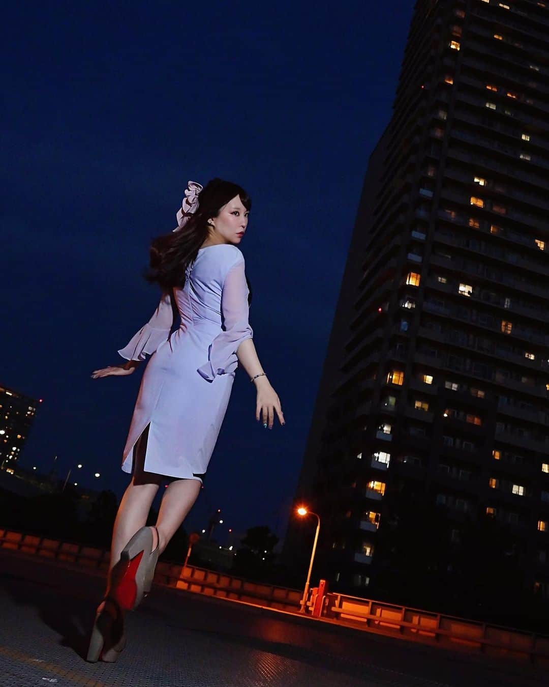 林檎蜜紀さんのインスタグラム写真 - (林檎蜜紀Instagram)「‪夜を泳ぐ🌉鉄板の神ドレス👗‬  ‪袖がシースルーなの死ぬ程可愛い💜🐙💜‬ ‪オープンデコルテレーシーワンピです✨  黒のレースがセクシーなの🐙💜  ‪ブルベ夏のエレガント‬、ソフトエレガント顔にとくに似合うので何卒💙‬  今セールで半額なので最高です💕 ‪https://sobre.jp/item?I=PADch&NR=1‬  ‪お靴はルブタンのサンダルですわ✨👡‬ たまにはサンダルも良い💜 ‪ #sobre  ＠sobre_dress #ソブレ#ソブレドレス  #ブルベ夏  #fashionphotography  #fashiongram  #bijin_meikan  #ポートレート #portraitphotography  #model #ルブタン  #christianlouboutin  #クリスチャンルブタン  #ハイヒール #美脚 #キャバ嬢ドレス  #夜景撮影  #夜景ポートレート  #ドレスモデル」8月12日 21時05分 - ringo_mitsuki