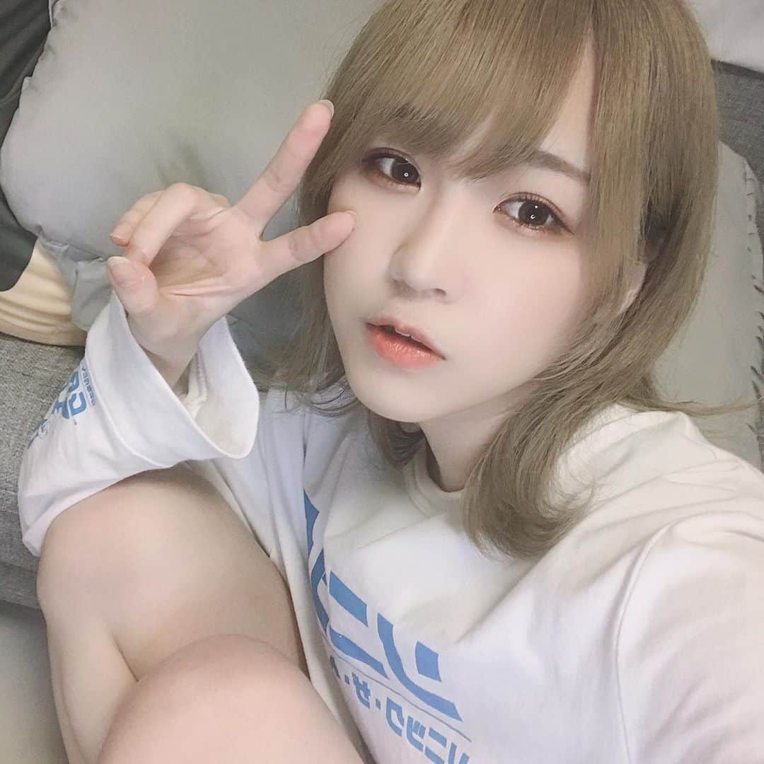 三田麻央のインスタグラム：「金髪ウルフ女子ですどもども🤪 #ウルフカット #ハイトーンカラー」