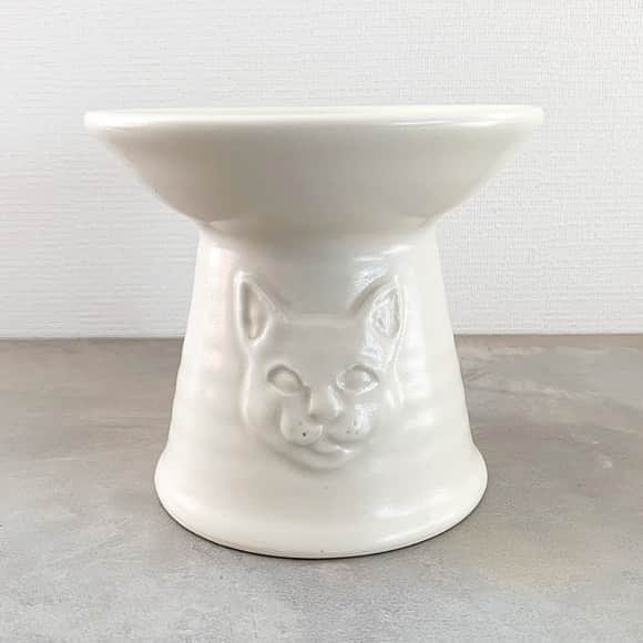 のインスタグラム：「陶芸作家の野村亜土さんとdecorameowさんのコラボシリーズです。毎度言ってるような気もしますが、ほんと飽きが来ない普遍的なデザインで大好きです💕  #decorameow #.野村亜土 #foodbowl #waterbowl」