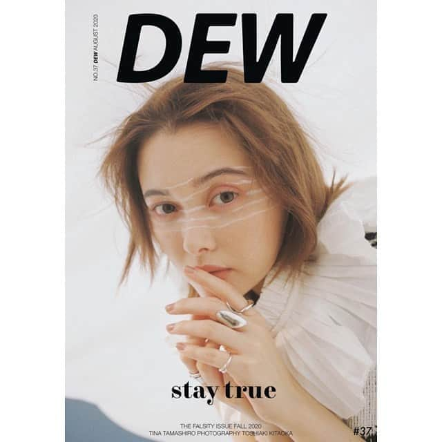 玉城ティナさんのインスタグラム写真 - (玉城ティナInstagram)「@dewmagazine  cover  うわ〜〜とっても好きな 写真の質感ですっ webにて公開されましたのでぜひ チェックして下さいませ、、👯‍♀️  アイメイク全然してなかったり リップにポイントがあったり ヘアメイク&衣装も併せてよーく 見てみてね。  海外の雑誌もどんどんやっていきたい所存」8月12日 21時20分 - tinapouty