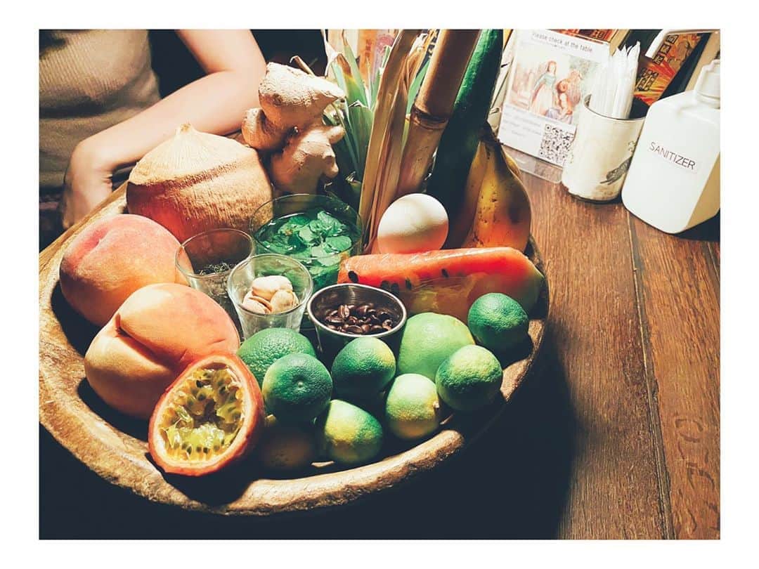 のインスタグラム：「フルーツ﻿カクテル🥭🍸 ———————————————————————﻿ ﻿ ﻿ ﻿ ﻿ ﻿ ﻿ ﻿ ﻿ ﻿ ﻿ ﻿ ﻿ #peach #passionfruit #coconut #cocktails #watermelon #mint #mojito #fruitcocktails #fruits #summer #seasons cocktails」