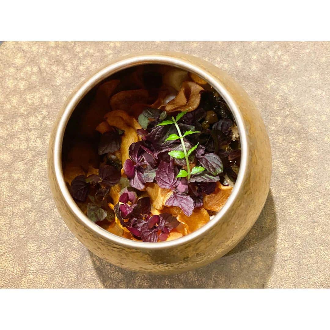 新井麻希さんのインスタグラム写真 - (新井麻希Instagram)「* 大好きなナレーターの小坂由里子さんのいいいいいい顔😍！ * 5月のお誕生日を祝って頂きました😭連れていって頂いたのは、どのお料理も見た目は可愛らしく楽しく、そして味が繊細で深みのあるとても美味しいL'EAU。チョイスがとっても小坂さんらしく、愛おしかった！ * 小坂さんを前にすると、私の邪悪な心も洗い流されてしまうのです💐この日は下ネタも言いませんでした☺️ * 小坂さん、本当にいつもありがとうございます😊☺️✨超超超イケてるプレゼントも頂きました🎁そちらもまた載せますね✨ * 幸せな1日。 お仕事も頑張ります😊 * #leau #ロー外苑前 * 葉水樹 鮎 大葉 鰻 菊芋 金目鯛 青海苔 TOKYO X 茄子　実山椒 グリオットチェリー 苔　緑　落花生 * 🤤😋🤤😋🤤😋🤤🤤🤤🤤」8月12日 21時18分 - makiarai58