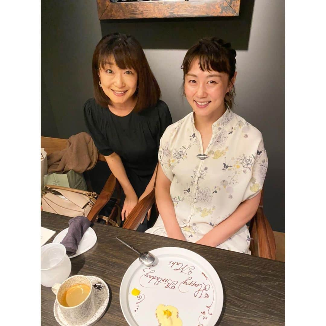 新井麻希さんのインスタグラム写真 - (新井麻希Instagram)「* 大好きなナレーターの小坂由里子さんのいいいいいい顔😍！ * 5月のお誕生日を祝って頂きました😭連れていって頂いたのは、どのお料理も見た目は可愛らしく楽しく、そして味が繊細で深みのあるとても美味しいL'EAU。チョイスがとっても小坂さんらしく、愛おしかった！ * 小坂さんを前にすると、私の邪悪な心も洗い流されてしまうのです💐この日は下ネタも言いませんでした☺️ * 小坂さん、本当にいつもありがとうございます😊☺️✨超超超イケてるプレゼントも頂きました🎁そちらもまた載せますね✨ * 幸せな1日。 お仕事も頑張ります😊 * #leau #ロー外苑前 * 葉水樹 鮎 大葉 鰻 菊芋 金目鯛 青海苔 TOKYO X 茄子　実山椒 グリオットチェリー 苔　緑　落花生 * 🤤😋🤤😋🤤😋🤤🤤🤤🤤」8月12日 21時18分 - makiarai58